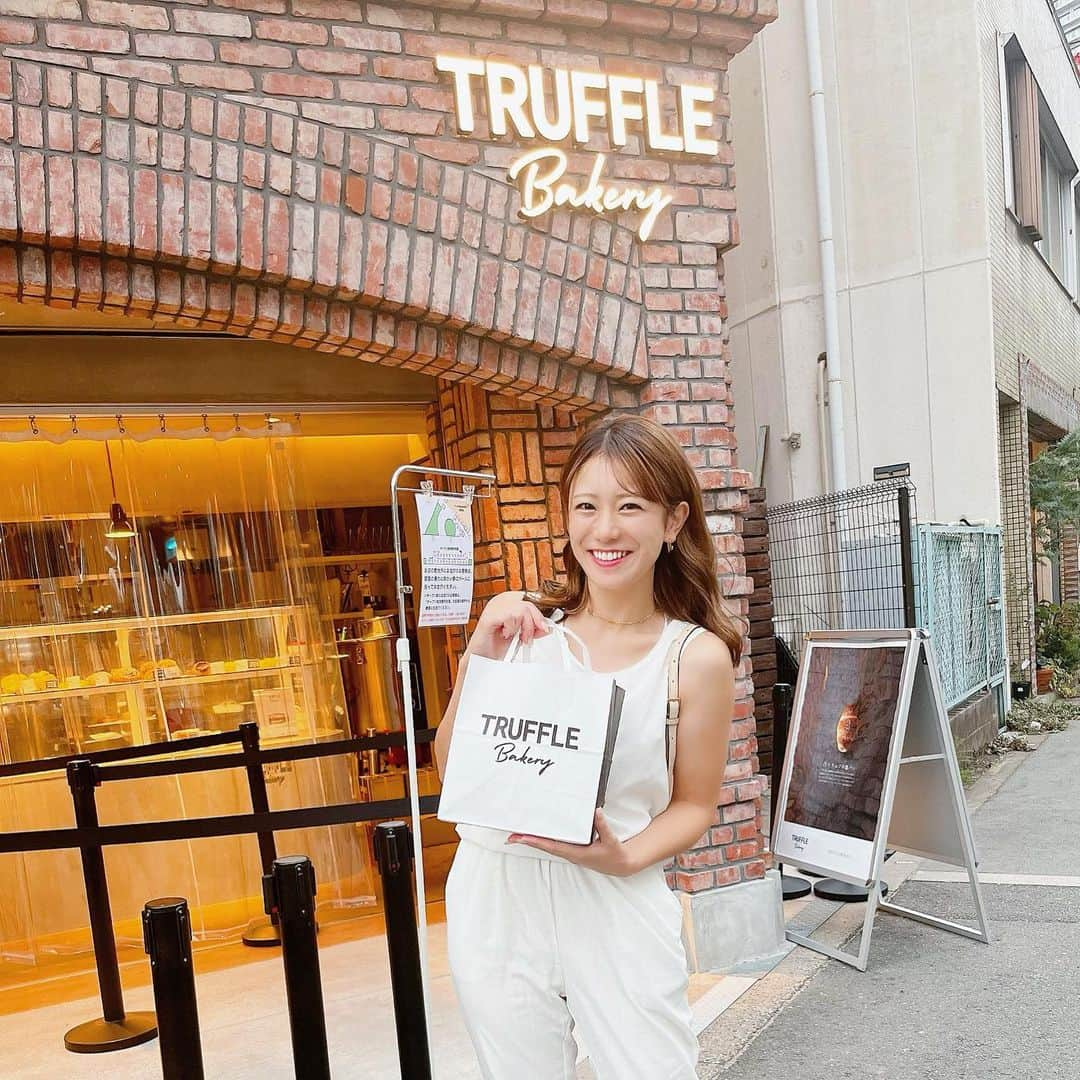 福本愛菜のインスタグラム：「TruffleBAKERY🤎🤎🤎 大阪にできてからずっと行きたかったところ🤭✨  看板商品の白トリュフの塩パンも無事ゲットできた〜🥐🤍 トリュフの香りがすごくて生地のもちもち感が最高すぎたよ🥺❤️ 美味しすぎたから定期的に食べたい🫰🏽笑  #大阪 #trufflebakery #大阪グルメ #パン #パン屋 #パン屋さん #truffle #bakery #白トリュフ #白トリュフの塩パン #トリュフ #トリュフベーカリー #絶品 #🥐 #🤎」