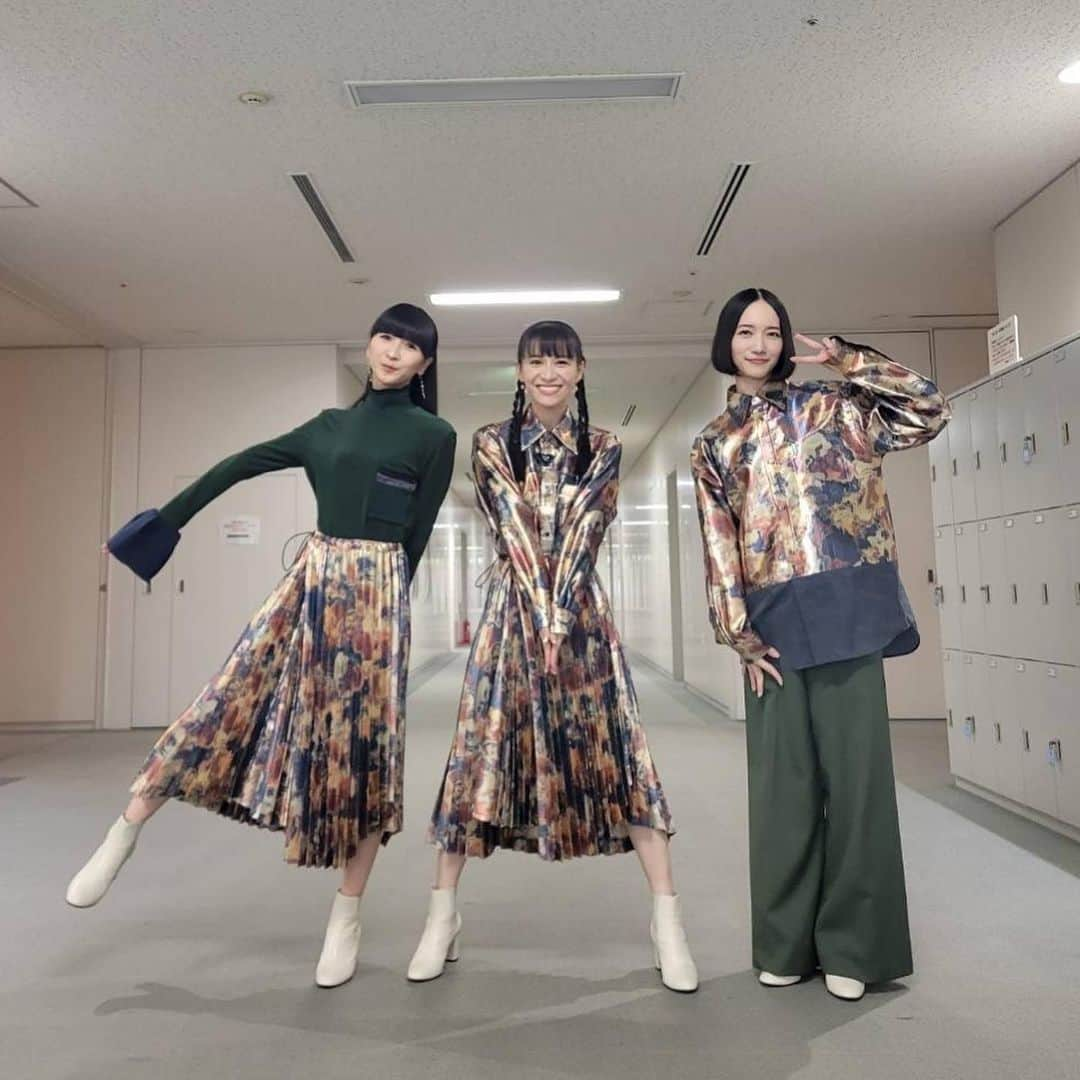 Perfumeさんのインスタグラム写真 - (PerfumeInstagram)「「MUSIC FAIR」ありがとうございました！ みなさんとのトークも大盛り上がりのメンバーでした！  Moonをイメージした ステージセットいかがでしたか？🌕  Thank you for watching "MUSIC FAIR"  Hope you liked the stage set inspired by Moon🌕  #prfm」9月23日 18時51分 - prfm_official