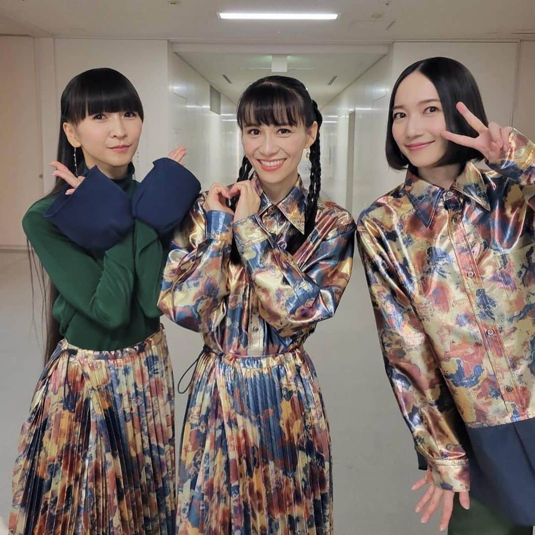 Perfumeさんのインスタグラム写真 - (PerfumeInstagram)「「MUSIC FAIR」ありがとうございました！ みなさんとのトークも大盛り上がりのメンバーでした！  Moonをイメージした ステージセットいかがでしたか？🌕  Thank you for watching "MUSIC FAIR"  Hope you liked the stage set inspired by Moon🌕  #prfm」9月23日 18時51分 - prfm_official