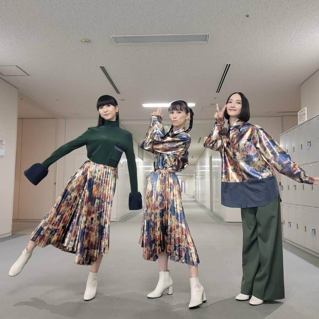 Perfumeさんのインスタグラム写真 - (PerfumeInstagram)「「MUSIC FAIR」ありがとうございました！ みなさんとのトークも大盛り上がりのメンバーでした！  Moonをイメージした ステージセットいかがでしたか？🌕  Thank you for watching "MUSIC FAIR"  Hope you liked the stage set inspired by Moon🌕  #prfm」9月23日 18時51分 - prfm_official