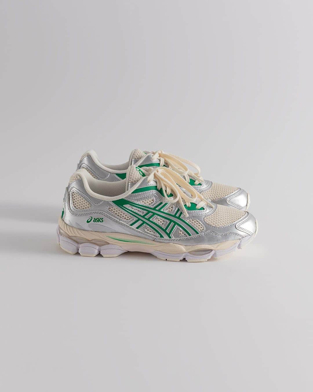 Titoloさんのインスタグラム写真 - (TitoloInstagram)「Embracing the GEL-NYC's fresh blend of retro charm and modern innovation! Creamy mesh base, metallic silver overlays, and vibrant pine green accents make this sneaker pop in style. Get the latest drop now exclusively @titoloshop online!    Stylecode: 1201A971 200     #ASICSCURATION #FashionForward #SneakerGame」9月23日 19時01分 - montanasportstyle