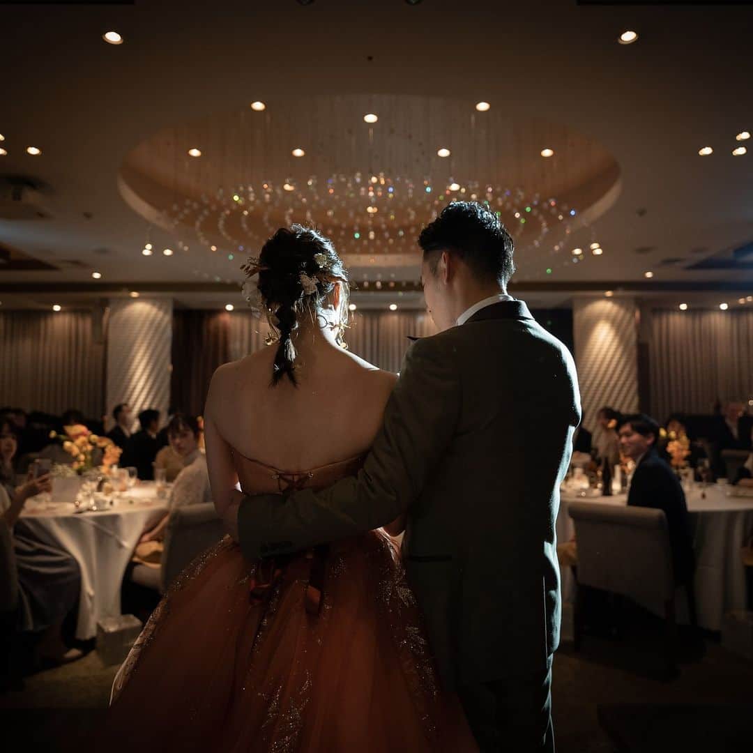 オードヴィーウェディング【名古屋・結婚式場】 さんのインスタグラム写真 - (オードヴィーウェディング【名古屋・結婚式場】 Instagram)「𝐏𝐚𝐫𝐭𝐲 𝐑𝐞𝐩𝐨𝐫𝐭 𝟑  オレンジやピンクのお花や流行りのアンスリウムを使ったコーディネート お色直し後のサーモンピンクのドレスともぴったりです  at @the_opera_wedding.edv   ┈┈┈┈┈┈┈┈ ✴︎ 𓌉◯𓇋 ✴︎ ┈┈┈┈┈┈┈┈  これから結婚式を挙げる花嫁さまへ🕊 準備が楽しくなるウェディング情報発信中✨  おいしいもおしゃれも全部叶える！ 名古屋のおしゃれなレストラン𝐖𝐞𝐝𝐝𝐢𝐧𝐠なら オードヴィーウェディング💍💐  会場をくわしく見るならプロフィール @𝐞𝐚𝐮𝐝𝐞𝐯𝐢𝐞_𝐰𝐞𝐝𝐝𝐢𝐧𝐠.𝐞𝐝𝐯 の𝐔𝐑𝐋をタップ♩  ┈┈┈┈┈┈┈┈ ✴︎ 𓌉◯𓇋 ✴︎ ┈┈┈┈┈┈┈┈  #オペラ花嫁 #オードヴィー花嫁 #オペラ名駅 #レストランウェディング #オードヴィーウェディング #eaudeviewedding #edvwedding #愛知式場 #憧れの式場  #パーティーレポート #EDVのパーティーレポート  #2023秋婚 #2022冬婚 #2023春婚 #2023夏婚 #プレ花嫁2022 #プレ花嫁2023 #プレ花嫁準備 #名古屋結婚式 #名古屋結婚式場 #東海花嫁 #東海結婚式 #卒花嫁 #花嫁支度」9月23日 19時02分 - eaudevie_wedding.edv