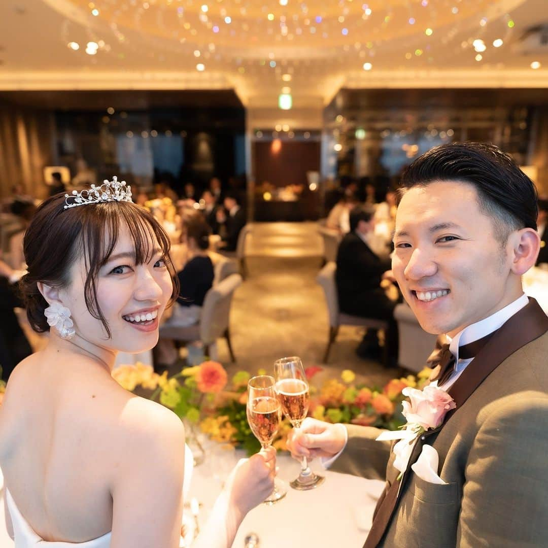 オードヴィーウェディング【名古屋・結婚式場】 さんのインスタグラム写真 - (オードヴィーウェディング【名古屋・結婚式場】 Instagram)「𝐏𝐚𝐫𝐭𝐲 𝐑𝐞𝐩𝐨𝐫𝐭 𝟑  オレンジやピンクのお花や流行りのアンスリウムを使ったコーディネート お色直し後のサーモンピンクのドレスともぴったりです  at @the_opera_wedding.edv   ┈┈┈┈┈┈┈┈ ✴︎ 𓌉◯𓇋 ✴︎ ┈┈┈┈┈┈┈┈  これから結婚式を挙げる花嫁さまへ🕊 準備が楽しくなるウェディング情報発信中✨  おいしいもおしゃれも全部叶える！ 名古屋のおしゃれなレストラン𝐖𝐞𝐝𝐝𝐢𝐧𝐠なら オードヴィーウェディング💍💐  会場をくわしく見るならプロフィール @𝐞𝐚𝐮𝐝𝐞𝐯𝐢𝐞_𝐰𝐞𝐝𝐝𝐢𝐧𝐠.𝐞𝐝𝐯 の𝐔𝐑𝐋をタップ♩  ┈┈┈┈┈┈┈┈ ✴︎ 𓌉◯𓇋 ✴︎ ┈┈┈┈┈┈┈┈  #オペラ花嫁 #オードヴィー花嫁 #オペラ名駅 #レストランウェディング #オードヴィーウェディング #eaudeviewedding #edvwedding #愛知式場 #憧れの式場  #パーティーレポート #EDVのパーティーレポート  #2023秋婚 #2022冬婚 #2023春婚 #2023夏婚 #プレ花嫁2022 #プレ花嫁2023 #プレ花嫁準備 #名古屋結婚式 #名古屋結婚式場 #東海花嫁 #東海結婚式 #卒花嫁 #花嫁支度」9月23日 19時02分 - eaudevie_wedding.edv