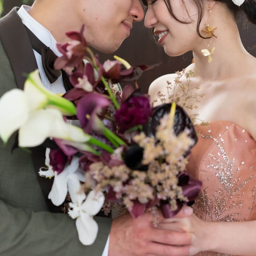 オードヴィーウェディング【名古屋・結婚式場】 さんのインスタグラム写真 - (オードヴィーウェディング【名古屋・結婚式場】 Instagram)「𝐏𝐚𝐫𝐭𝐲 𝐑𝐞𝐩𝐨𝐫𝐭 𝟑  オレンジやピンクのお花や流行りのアンスリウムを使ったコーディネート お色直し後のサーモンピンクのドレスともぴったりです  at @the_opera_wedding.edv   ┈┈┈┈┈┈┈┈ ✴︎ 𓌉◯𓇋 ✴︎ ┈┈┈┈┈┈┈┈  これから結婚式を挙げる花嫁さまへ🕊 準備が楽しくなるウェディング情報発信中✨  おいしいもおしゃれも全部叶える！ 名古屋のおしゃれなレストラン𝐖𝐞𝐝𝐝𝐢𝐧𝐠なら オードヴィーウェディング💍💐  会場をくわしく見るならプロフィール @𝐞𝐚𝐮𝐝𝐞𝐯𝐢𝐞_𝐰𝐞𝐝𝐝𝐢𝐧𝐠.𝐞𝐝𝐯 の𝐔𝐑𝐋をタップ♩  ┈┈┈┈┈┈┈┈ ✴︎ 𓌉◯𓇋 ✴︎ ┈┈┈┈┈┈┈┈  #オペラ花嫁 #オードヴィー花嫁 #オペラ名駅 #レストランウェディング #オードヴィーウェディング #eaudeviewedding #edvwedding #愛知式場 #憧れの式場  #パーティーレポート #EDVのパーティーレポート  #2023秋婚 #2022冬婚 #2023春婚 #2023夏婚 #プレ花嫁2022 #プレ花嫁2023 #プレ花嫁準備 #名古屋結婚式 #名古屋結婚式場 #東海花嫁 #東海結婚式 #卒花嫁 #花嫁支度」9月23日 19時02分 - eaudevie_wedding.edv