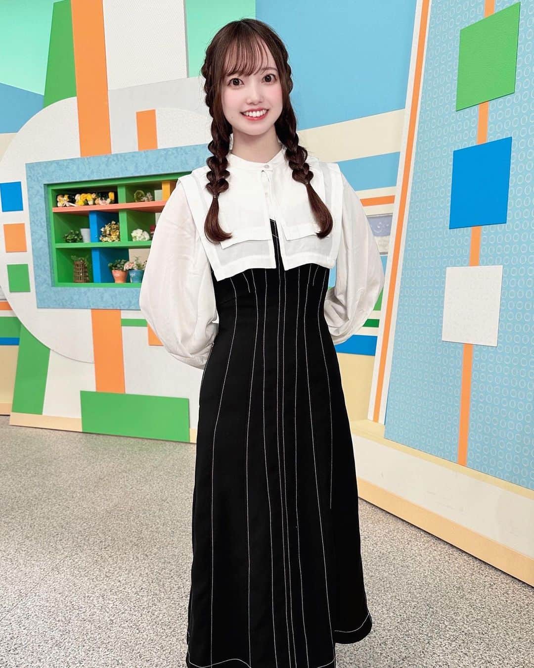 石井奏美のインスタグラム：「今日のシアワセ気分の衣装です👗  襟が印象的なブラウスと ジャンパースカートを合わせました✨  秋服好きなのに着られる時期 短いの寂しい🍁  #岡山#香川#アナウンサー#衣装 #okayama#kagawa#ootd」
