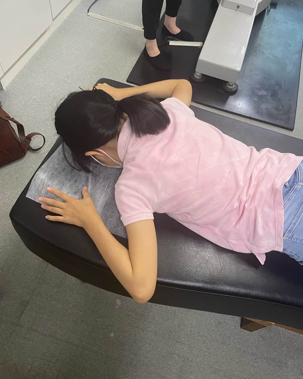 市川海老蔵 （11代目）のインスタグラム：「* As she’s been chosen to run in the relay on field’s day, maintaining her body to relieve the tension. Kangen was grumbling that though his schedule would have made it, he wasn’t allowed to be recorded his time for the 50 meters sprint. Sigh.  運動会でリレーの選手に選ばれたようで、  疲れ出てると思うのでしっかり メンテナンス。  勸玄はまだ間に合うのに、 50メートル走の タイムはかってもらえなかったと、 嘆いていました。  涙。  #市川團十郎白猿 #市川海老蔵 #海老蔵  #市川新之助 #成田屋 #歌舞伎 #成長記録 #子育てぐらむ #子供のいる暮らし #子どものいる暮らし #子育て日記 #三千世界 #children #childphotography #daughter #son #ABKAI #ABMORI #ebizoichikawa #ebizo #kabuki #thunderparty #theater #theaterarts #actor #japan #classic」