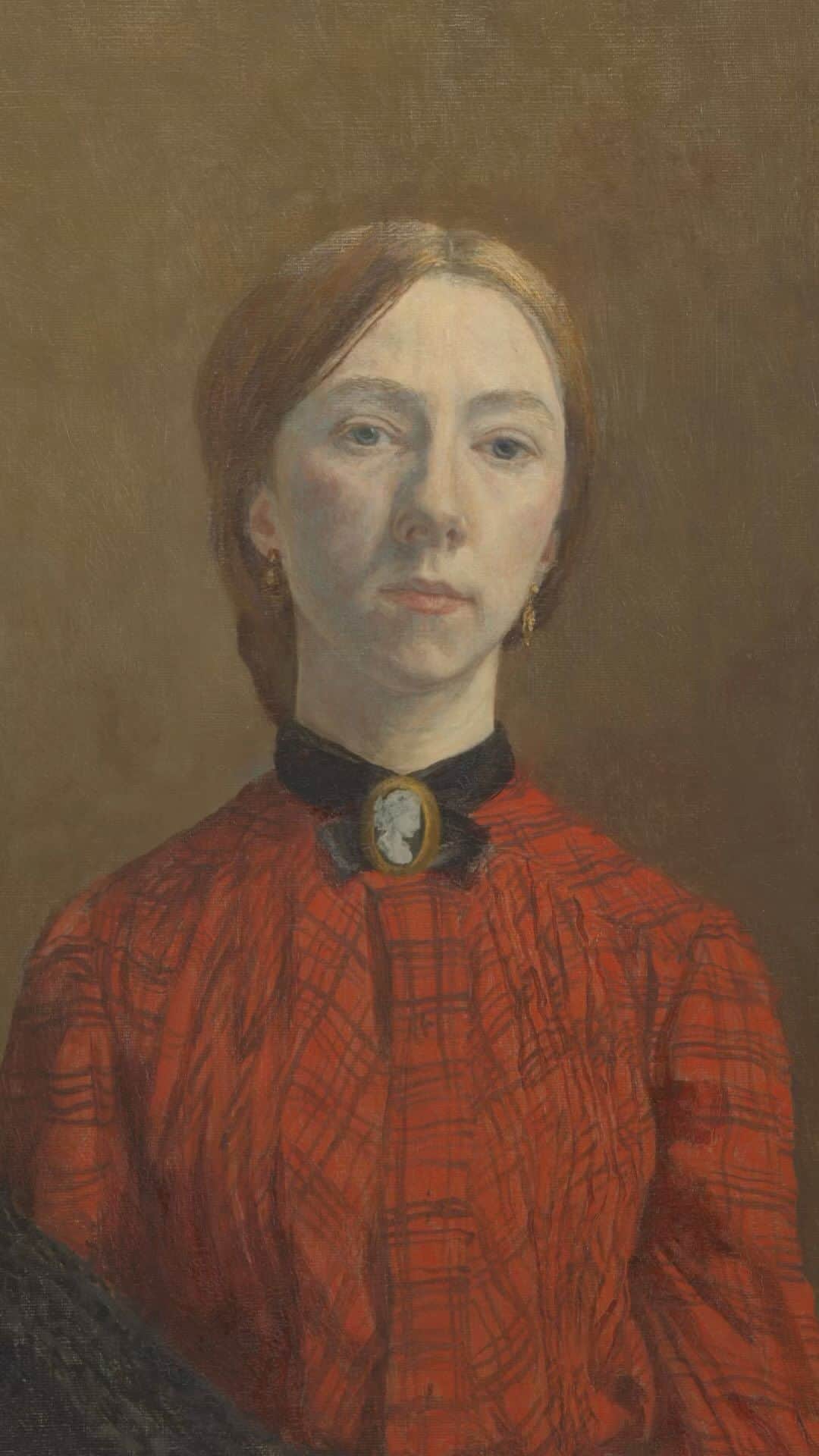 のインスタグラム：「This #BiVisibilityDay we’re exploring the life and portraits of Gwen John, a Welsh artist who worked in France for most of her career.  💖💜💙  Most of John’s paintings are of cats, interiors and women. We don’t know who all of these women are, but we know she had intense encounters with her sitters. Although Auguste Rodin was her great love, John had a series of romances with both men and women throughout her life. We know this from her countless letters to friends and lovers, where we gain a greater understanding of her feelings and emotions. She wrote often about her ‘desire for a more interior life,’ and she often sought a kind of solitude in which she could become ‘so strong that people and things could not effect me beyond reason.’ This desire for solitude is reflected in her quiet scenes and subdued sitters.  🖼️ Find John’s self-portrait, and a portrait of her close friend Chloë Boughton-Leigh, painted in Paris in 1904, on free display in ‘Historic and Modern British Art: A Room of One’s Own’ at Tate Britain.」
