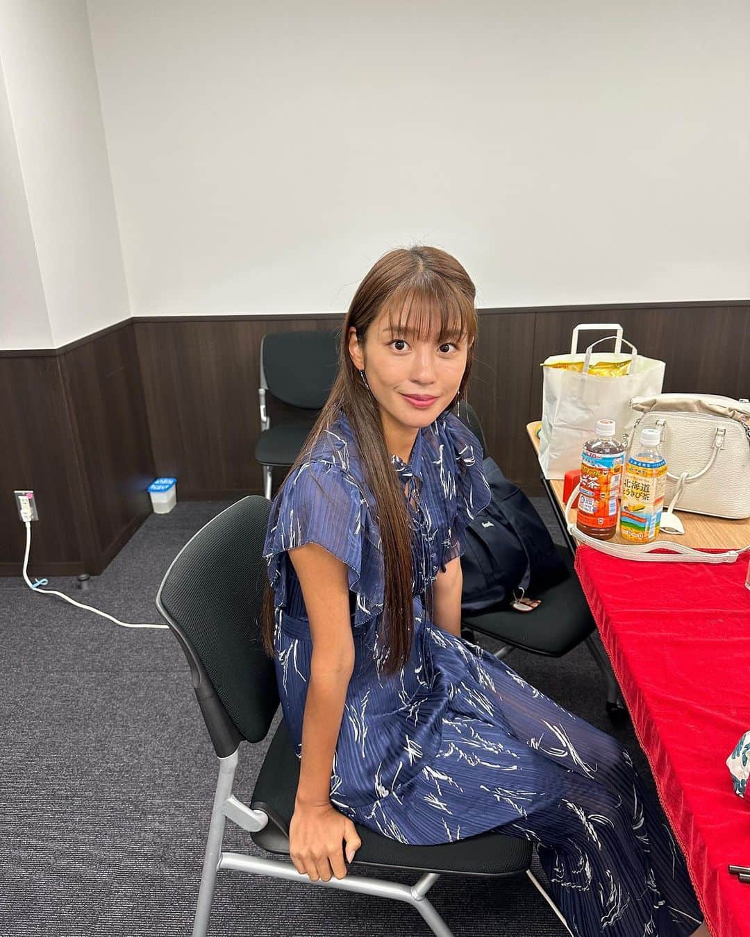 岡副麻希さんのインスタグラム写真 - (岡副麻希Instagram)「. 今夜、20時半〜21時 開幕直前なりきりワールド 憧れのヒーローたちに大変身 特番に出演しています🦸🏻‍♂️ ⁡ 歴代ヒーローのさまざまなキャラクターの なりきり玩具が集結するNARIKIRI WORID 2023！ 宮下草薙のおふたりと、 仮面ライダー555乾巧役の半田健人さんと 開幕に先駆けて深掘りしてきました🥹 ⁡ 個人的には、たくみって本当に存在するんだ！ とまず最初に大感激いたしました🥹🙏🏽✨ ⁡ こちらのイベントは10月20日から22日 秋葉原UDX 2F AKIBA_SQUAREにて行われます🎪🎈🎈 ⁡ ⁡ 衣装 👗#frayid  👂🏽#ete  ⁡ ⁡ ⁡ #なりきりワールド #NARIKIRIWORID #バンダイ #仮面ライダー555 #世代です🥹 ⁡ ⁡ ⁡」9月23日 18時55分 - maki_okazoe_official