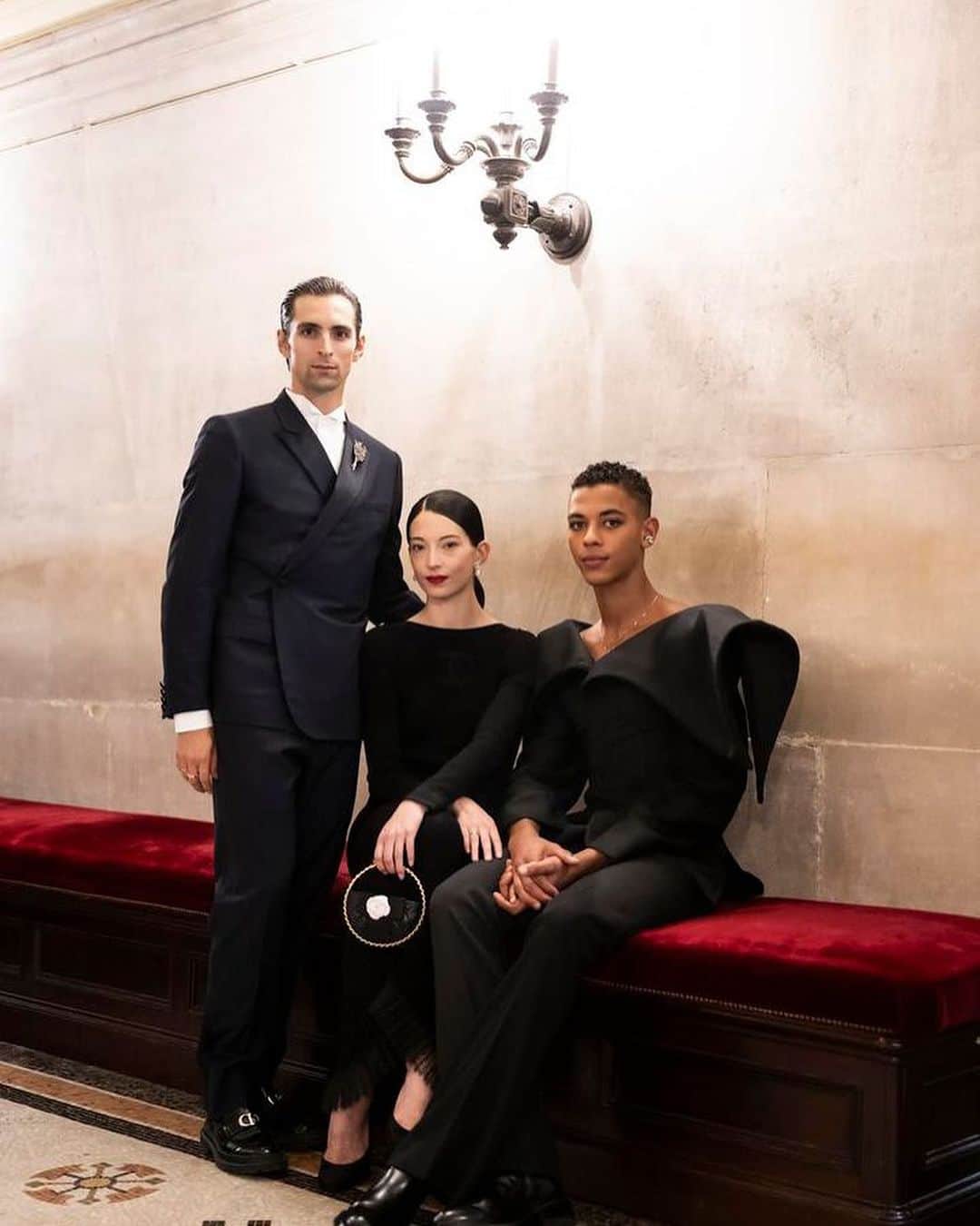 オニール八菜のインスタグラム：「Le Gala d’ouverture de la saison 23/24 ✨  An exciting season a head of us!  @balletoperadeparis  @chanelofficial ✨✨✨  Thank you @chanelofficial for making me feel head to toe ultra chique🖤  Make up by @sabinemakeupartist  Hair by @claire.makeup.hair」