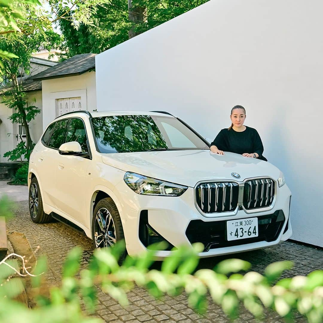 BMW Japanさんのインスタグラム写真 - (BMW JapanInstagram)「このモデルが気になったらいいねでぜひ教えてください。  THE iX1 前に乗るか後ろに乗るかで印象が変わるSUV  「前の席は安心感があり、後部座席は心身ともにゆったりできる空間。」と語ったのは、パティシエ・平瀬祥子さん（@hirase_shoko）。  航続可能距離は最大465km、長距離ドライブのパートナーとしても最適なBMW iX1 xDrive30 M Sport（アルピン・ホワイト）の魅力とは。  インタビュー記事は @bmwjapan アカウントトップのURLからチェック。  #FREUDEforever #先駆者が見た景色 #BMW #駆けぬける歓び #BMWJapan #THEiX1 #BMWiX1  #BMWi #BMWM #BMWMPOWER #BornElectric #BMWElectric #electriccar #EVcar #電気自動車 #電気のチカラで新たなる歓びを #平瀬祥子」9月23日 19時00分 - bmwjapan