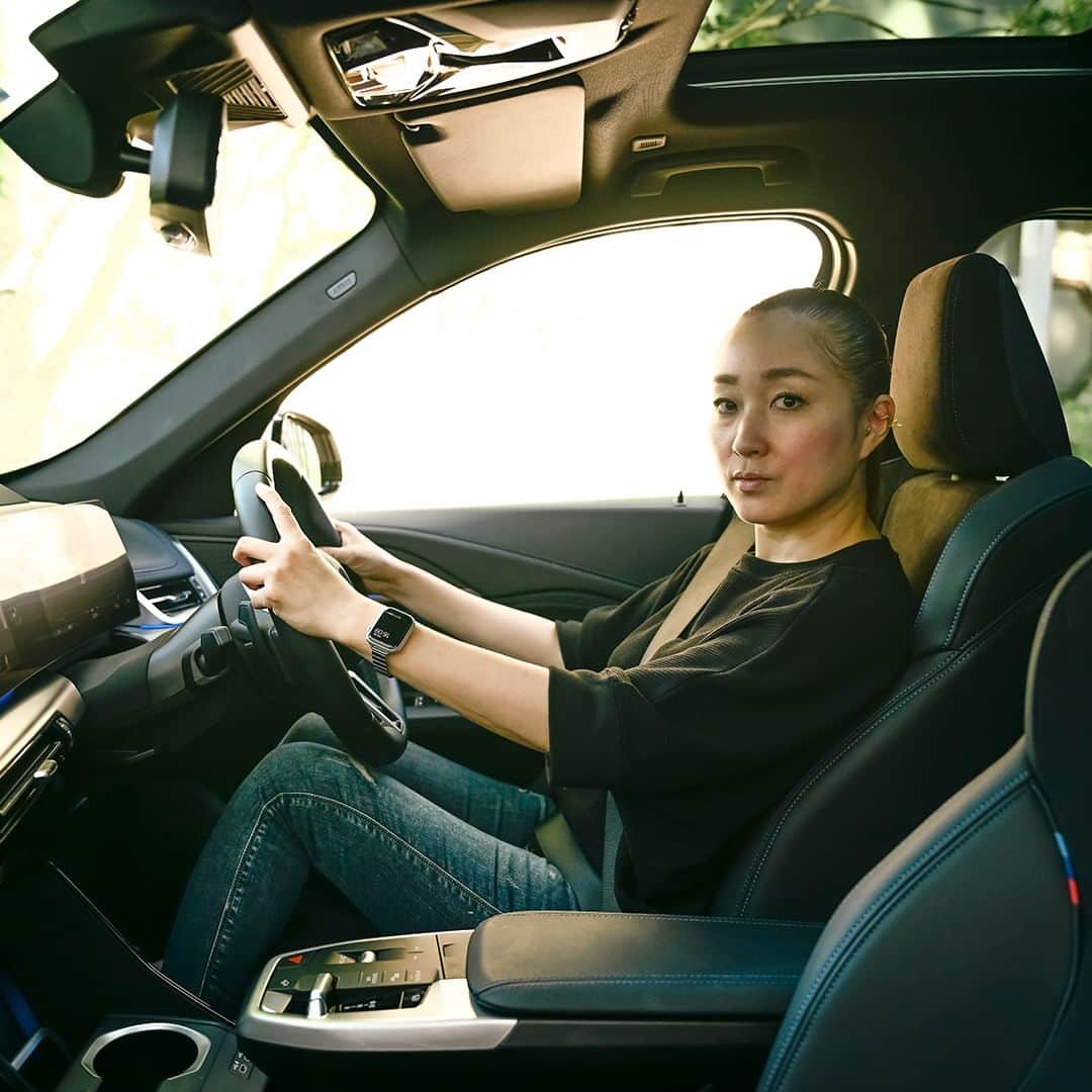 BMW Japanさんのインスタグラム写真 - (BMW JapanInstagram)「このモデルが気になったらいいねでぜひ教えてください。  THE iX1 前に乗るか後ろに乗るかで印象が変わるSUV  「前の席は安心感があり、後部座席は心身ともにゆったりできる空間。」と語ったのは、パティシエ・平瀬祥子さん（@hirase_shoko）。  航続可能距離は最大465km、長距離ドライブのパートナーとしても最適なBMW iX1 xDrive30 M Sport（アルピン・ホワイト）の魅力とは。  インタビュー記事は @bmwjapan アカウントトップのURLからチェック。  #FREUDEforever #先駆者が見た景色 #BMW #駆けぬける歓び #BMWJapan #THEiX1 #BMWiX1  #BMWi #BMWM #BMWMPOWER #BornElectric #BMWElectric #electriccar #EVcar #電気自動車 #電気のチカラで新たなる歓びを #平瀬祥子」9月23日 19時00分 - bmwjapan