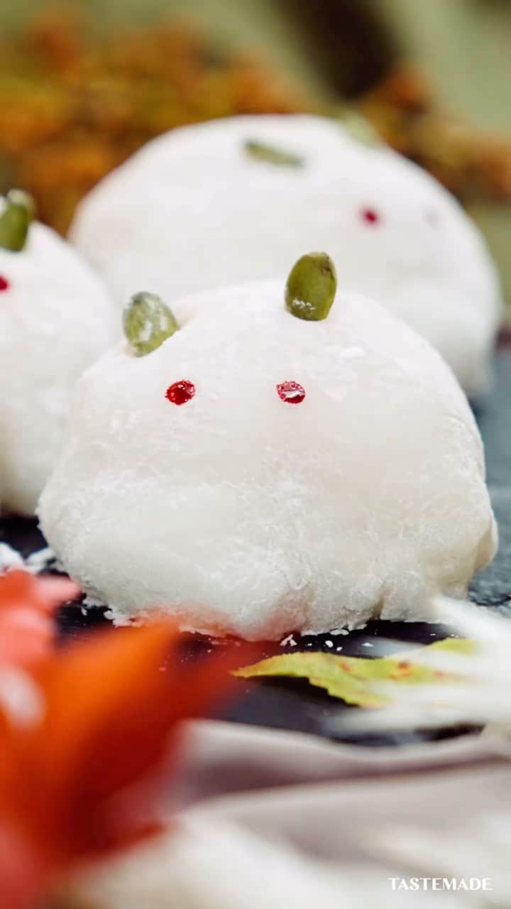 のインスタグラム：「【かぼちゃ🎃×クリームチーズ🧀】秋のお月見うさぎ大福🐇🌕 Pumpking & Cream Cheese  Mochi  今日は秋分の日🍂  もちもち生地の中に、かぼちゃ餡とクリームチーズをたっぷり詰めた 可愛くて美味しい大福です🐰お月見しながら食べてね🎑 今年の十五夜は9月29日（金）🌝✨  ■材料 かぼちゃ 200g 砂糖 30g クリームチーズ 60g 白玉粉 100g 砂糖 150g 水 200ml 片栗粉 適量 かぼちゃの種 適量 食紅(赤) 適量  ■作り方 【下準備】 かぼちゃはマッシュしておく。  1. ボウルにかぼちゃ、砂糖を加えてよく混ぜる。 2. ラップにかぼちゃを乗せ、クリームチーズを包んで丸め、冷蔵庫で20分程冷やす。 3. ボウルに白玉粉、砂糖、水を加えて混ぜ、ラップをして600Wで2分加熱しよく混ぜ、さらに1分加熱して混ぜる。 4. 片栗粉を敷いたバットに移し、全体に片栗粉をまぶす。 5. 適度な大きさにカットし、丸めたかぼちゃ餡を包む。 6. かぼちゃの種を耳に見立て、食紅で目を付ける。   Ingredients - 200g pumpkin - 30g sugar - 60g cream cheese - 100g Shiratamako (white rice flour) - 150g sugar - 200ml water - Potato starch (as needed) - Pumpkin seeds (as needed) - Red food coloring (as needed)  Steps: 【Preparation】 Mash the pumpkin.  1. In a bowl, mix the mashed pumpkin and sugar thoroughly. 2. Wrap the pumpkin in plastic wrap with the cream cheese inside, shape it into a ball, and refrigerate for about 20 minutes. 3. In another bowl, combine the Shiratamako, sugar, and water, cover with plastic wrap, and microwave at 600W for 2 minutes. Stir well and microwave for an additional 1 minute. 4. Spread potato starch on a tray, transfer the mochi mixture, and coat it evenly with potato starch. 5. Cut it into suitable sizes and wrap them around the pumpkin filling. 6. Use pumpkin seeds as ears and add eyes using red food coloring.  #テイストメイド #料理 #クッキング #料理動画 #秋分の日 #簡単レシピ #おうちご飯 #おうちごはん #おうちカフェ #おうちスイーツ #おやつ #cheese  #手作りスイーツ  #もち #大福 #大福レシピ  #餅  #秋 #mochi #お月見 #月見パイ #秋レシピ #秋スイーツ #十五夜 #あんこ #かぼちゃ #かぼちゃレシピ #pumpkins #パンプキン #クリームチーズ」