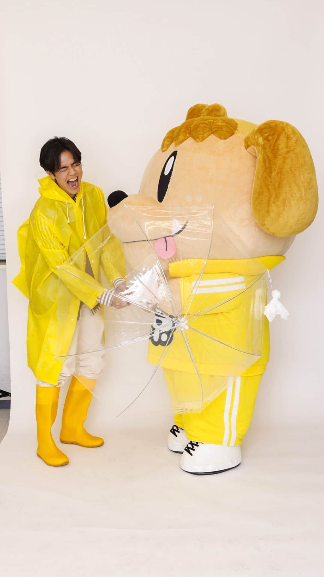 GENERATIONS高校TVのインスタグラム：「【ジェネ犬と相合い傘を試みる涼太】懐かし名場面をプレイバック✨相合い傘をするため涼太ジェネ犬に傘を持たせようとするも、隼ジェネ犬同様何も出来ない涼太ジェネ犬🐶💦持てなくて落ち込んでる姿も可愛いよね🥺💛  #gene高 #ジェネ高 #generations高校tv #gene #generations #ジェネ #ジェネレーションズ #generationsfromexiletribe #ldh #白濱亜嵐 #片寄涼太 #数原龍友 #小森隼 #佐野玲於 #関口メンディー #中務裕太」