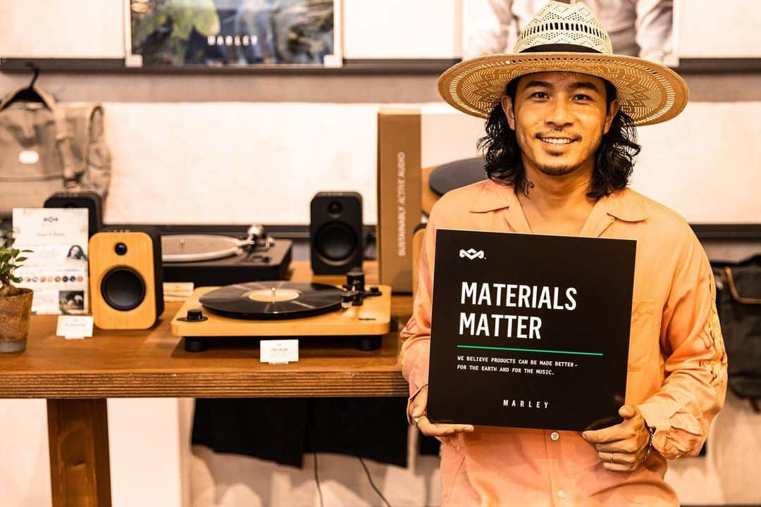 KENNY（吉原健司）のインスタグラム：「House of Marleyの新作レコードプレーヤー"STIR IT UP LUX"発売イベントに出演してきました。  プレーヤー自体は今まで聴いてたレコードの概念を壊されるほどの高音質とアナログならではの温かみが聴こえてくる音質。 見た目もバンブー(竹)が外装に使われていてインテリアとしても最高。  #HouseofMarley #StirItUpLux #サステナブル #レコード #ad」