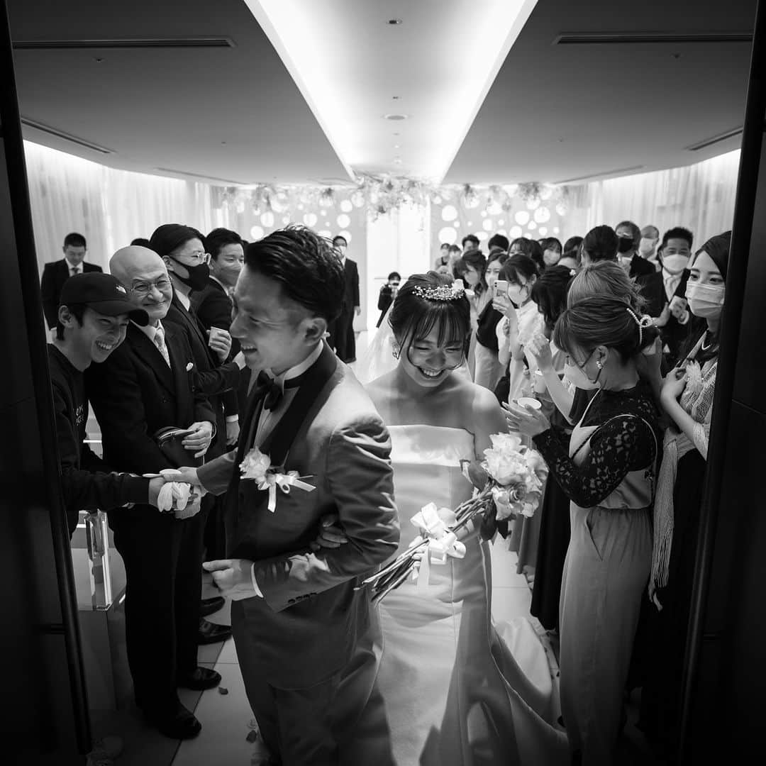 オードヴィーウェディング【名古屋・結婚式場】 さんのインスタグラム写真 - (オードヴィーウェディング【名古屋・結婚式場】 Instagram)「𝐏𝐚𝐫𝐭𝐲 𝐑𝐞𝐩𝐨𝐫𝐭 𝟐  純白のチャペルで、大切な人たちに囲まれながらの誓いのひととき おふたりの人柄が伝わる和やかな式です  at  @the_opera_wedding.edv  ┈┈┈┈┈┈┈┈ ✴︎ 𓌉◯𓇋 ✴︎ ┈┈┈┈┈┈┈┈  これから結婚式を挙げる花嫁さまへ🕊 準備が楽しくなるウェディング情報発信中✨  おいしいもおしゃれも全部叶える！ 名古屋のおしゃれなレストラン𝐖𝐞𝐝𝐝𝐢𝐧𝐠なら オードヴィーウェディング💍💐  会場をくわしく見るならプロフィール @𝐞𝐚𝐮𝐝𝐞𝐯𝐢𝐞_𝐰𝐞𝐝𝐝𝐢𝐧𝐠.𝐞𝐝𝐯 の𝐔𝐑𝐋をタップ♩  ┈┈┈┈┈┈┈┈ ✴︎ 𓌉◯𓇋 ✴︎ ┈┈┈┈┈┈┈┈  #オペラ花嫁 #オードヴィー花嫁 #オペラ名駅 #レストランウェディング #オードヴィーウェディング #eaudeviewedding #edvwedding #愛知式場 #憧れの式場  #パーティーレポート #EDVのパーティーレポート  #2023秋婚 #2022冬婚 #2023春婚 #2023夏婚 #プレ花嫁2022 #プレ花嫁2023 #プレ花嫁準備 #名古屋結婚式 #名古屋結婚式場 #東海花嫁 #東海結婚式 #卒花嫁 #花嫁支度」9月23日 19時01分 - eaudevie_wedding.edv