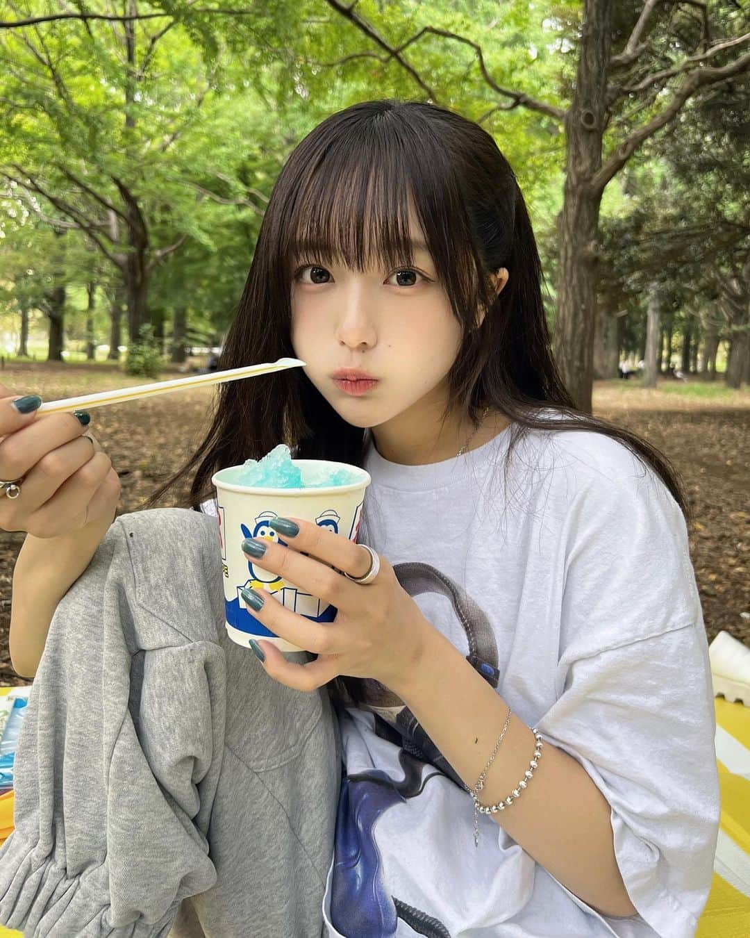 なえなののインスタグラム：「めっちゃ蚊に刺されてる最中の写真笑 この日8か所さされた🌳 公園に売ってた今年初めてのかき氷🍧」