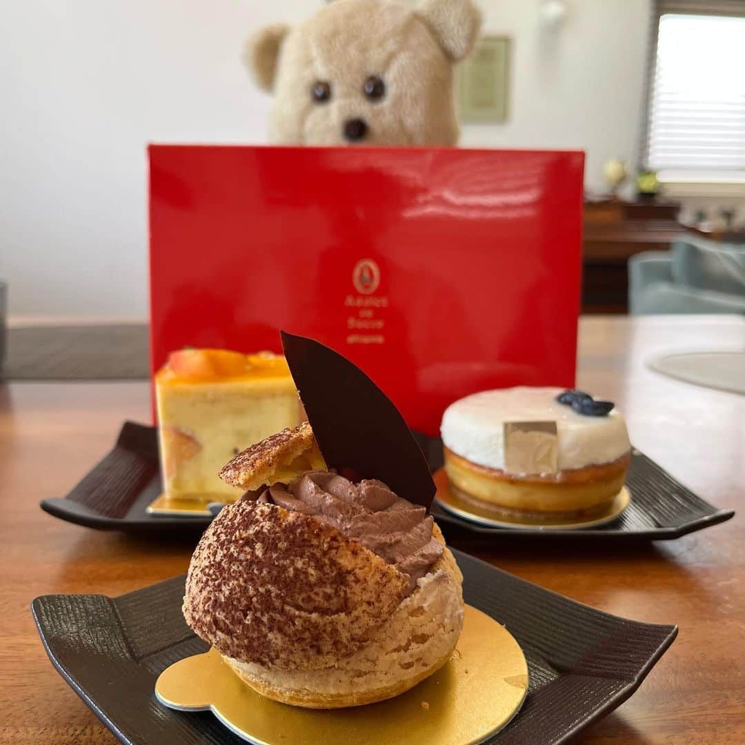 のインスタグラム：「最近の甘いやつアップデート📝❤️  たまにカヌレを買いに行く 都立大Addict au sucre。  カヌレの大ファンですが　 生菓子をはじめて買ってみた！  感動🥺 普通においしい、を超えてくる。 特にチーズケーキ！  そして数日後。 福光屋で「本日入荷！」の文字に引き寄せられて購入したレモンケーキ🍋  感動🥹 しっとりと甘酸っぱくて。  いわゆるウィークエンド・シトロン 焼き菓子の中でベスト3に好きです♡  金沢のひらみぱん というビストロベーカリーから来たようです。  いつかひらみぱん 行ってみたいなー✨  #甘いもの大好き #本当に美味しいもの #addictausucre #ひらみぱん」