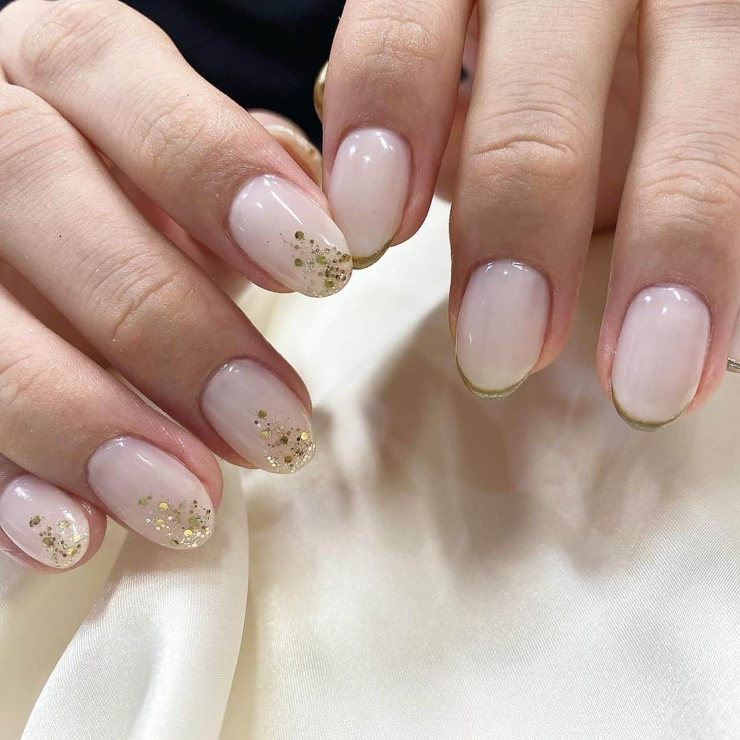 esNAILさんのインスタグラム写真 - (esNAILInstagram)「やみえんさん @yamien_san   いつもご来店ありがとうございます💅 . シアーホワイトにアクセントでゴールドを💕 . . #やみえん さん . . 公式Instagramに掲載されているデザインのチップをご購入いただけます💅 チップサイズと形のカスタマイズが可能です✨  オープンキャンペーン価格  定価11,000円⇨7,700円（税込）  ☆セット内容☆ ・オーダーチップ ・チップケース （ケースデザインは変更される場合がございます) ・両面テープ ・ミニエメリーボート（微調整用）  詳細はTOPのストーリーから DoHERMO Online Storeでご確認下さい❤︎  @ellenail_shibuya @ellenail_shinjuku  @esnail_kichijoji  @esnail_omiya  @esnail_nagoya  @esnail_osaka  #nail#nails#nailart#naildesign#esnail#ellenail_shibuya#gelnail#ネイル#ジェルネイル#elleネイル#esネイル#ネイルデザイン#美甲#네일아트 #tokyo#shibuya#newnail#ネイルチップ#ネイルチップ通販#オーダーチップ#オーダーチップ販売」9月23日 19時03分 - esnail_japan