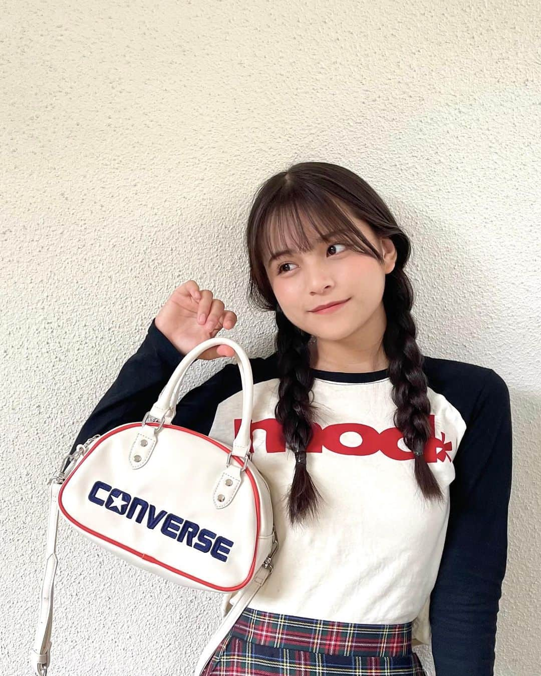 有坂小花のインスタグラム：「.  最近の超〜お気に入りボストンバッグ❤️💙 どタイプすぎてスタイリストさんに教えてもらった次の日にゲットしちゃった♪笑  今年の秋冬ヘビロテしちゃうかも＾＾♡  #有坂心花 #ニコラ #nicola #ニコラ10月号発売中 #ニコモ #converse」