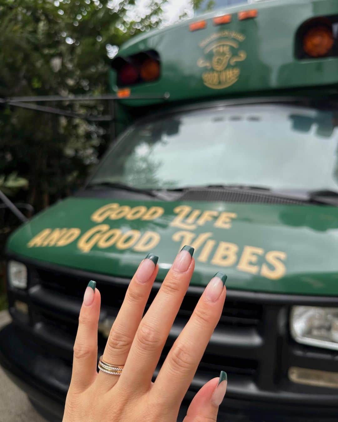 のインスタグラム：「GOOD LIFE AND GOOD VIBES🥑  ちょっと秋意識カラーの安定フレンチ☺️ りりーさんのフレンチは超綺麗。@lien_liliy 🤎   過去のネイルは #あんネイル💅🏽 にまとめています📃  .」