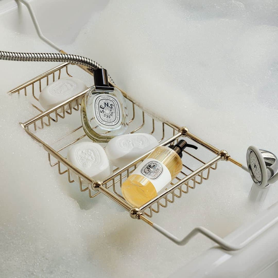 ディプティックのインスタグラム：「Now comes the cherished moment: the bath. The water warmed, the fragrant accords of Diptyque's soaps, foams and cleansing gels fill the air. Added pleasures.」
