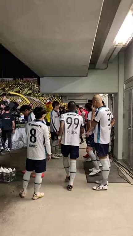 アビスパ福岡のインスタグラム：「選手ロッカーアウトシーンをお届けしました。  本日の柏レイソル戦、応援よろしくお願いします🤲  #アビスパ福岡」