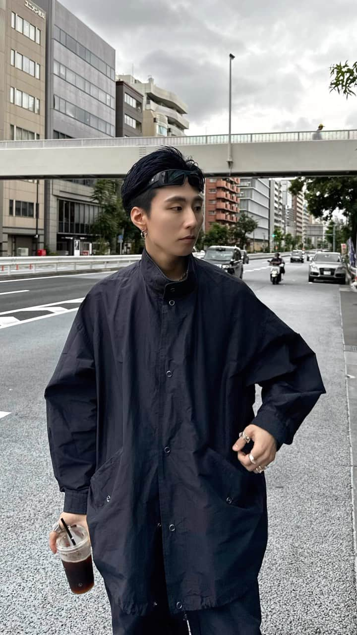 金山大成のインスタグラム：「@kanayamataisei   今日は先日買った @markaware_marka_official の シルクコットンのセットアップ。 ブーツインして履くのがかっこいいです🥰  tops: @markaware_marka_official  bottom: @markaware_marka_official  shoes: @rickowensonline  accessory: @heres_official   #カジュアル#綺麗め #ブーツイン  #ドレス#セットアップ #ミリタリー  #メンズコーデ#メンズスタイル」