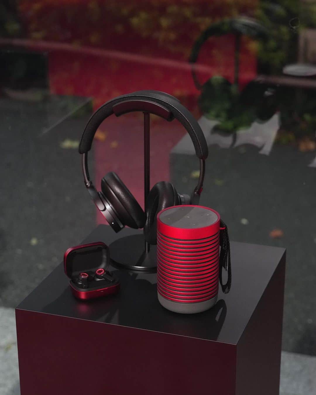 月山京香さんのインスタグラム写真 - (月山京香Instagram)「. Bang & Olufsen × Ferrari Capsule Collection💥  歴史ある技術とフェラーリのシグネスチャーカラーである赤に アレンジされた製品が素敵でした✨  @bangolufsen_japan  @bangolufsen  @scuderiaferrari  #BangOlufsenForFerrari #BangOlufsenJapan #pr」9月23日 19時07分 - i_am_kyoka_yade