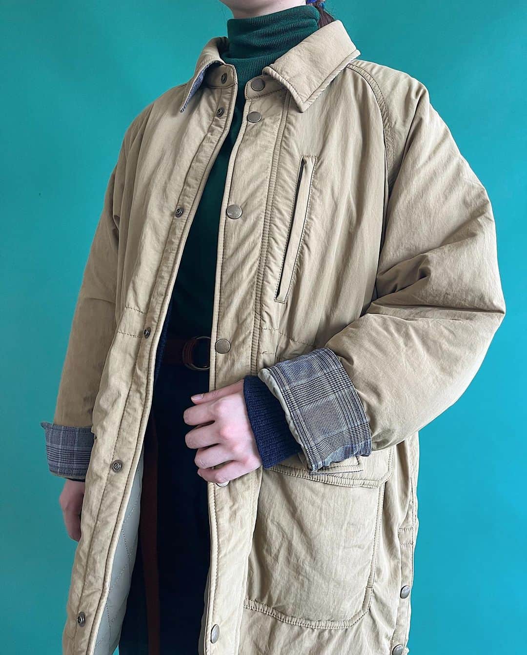 ビームスボーイ原宿さんのインスタグラム写真 - (ビームスボーイ原宿Instagram)「BEAMS BOY Director’s Mag  70年代アメリカのアウトドアブランドで見られたマウンテンコートのディテールを落とし込んだ新作のコート。  袖や襟裏にはチェック柄の生地を配しており、 つい袖を折って柄を見せたくなる。 ハンドウォーマーポケットや、アンティークゴールドの釦が古き良きクラシックアウトドアのムードを感じさせてくれる1着です。  コートを脱げば、ネイビーカラーのカーディガンがお目見え。  『THE INDEX:PREPPY』でも書いていますが、私たちBOYにとってネイビーの羽織りアイテムは、やはりネイビーブレザーと通ずるムードを感じるのです。 カジュアルですがクラシック。このバランスがBOYらしく、やっぱり落ち着く〜  エルボパッチや、ポンポン付きのワッチキャップでPOPさが感じられるのも良いバランスかと！  @fuuuko #beamsboy_directors_mag ＿＿＿＿＿＿＿＿＿＿＿＿  KNIT①:13-15-0083 KNIT②:13-15-0074  COAT:13-19-0058  PANTS:13-23-0124  CAP:13-41-0132  BELT:13-51-0018  SHOES:13-32-0015   information:03-5770-5550 ＿＿＿＿＿＿＿＿＿＿＿＿  ※現在公式オンラインショップで販売中、またはご予約を承っている商品はタグ付けをご覧ください。タグ付けのない商品は、販売・ご予約を開始しましたら、随時タグを追加します。  #beams #beamsboy #ビームス #ビームスボーイ #beamsboyharajuku」9月23日 19時08分 - beams_boy_official