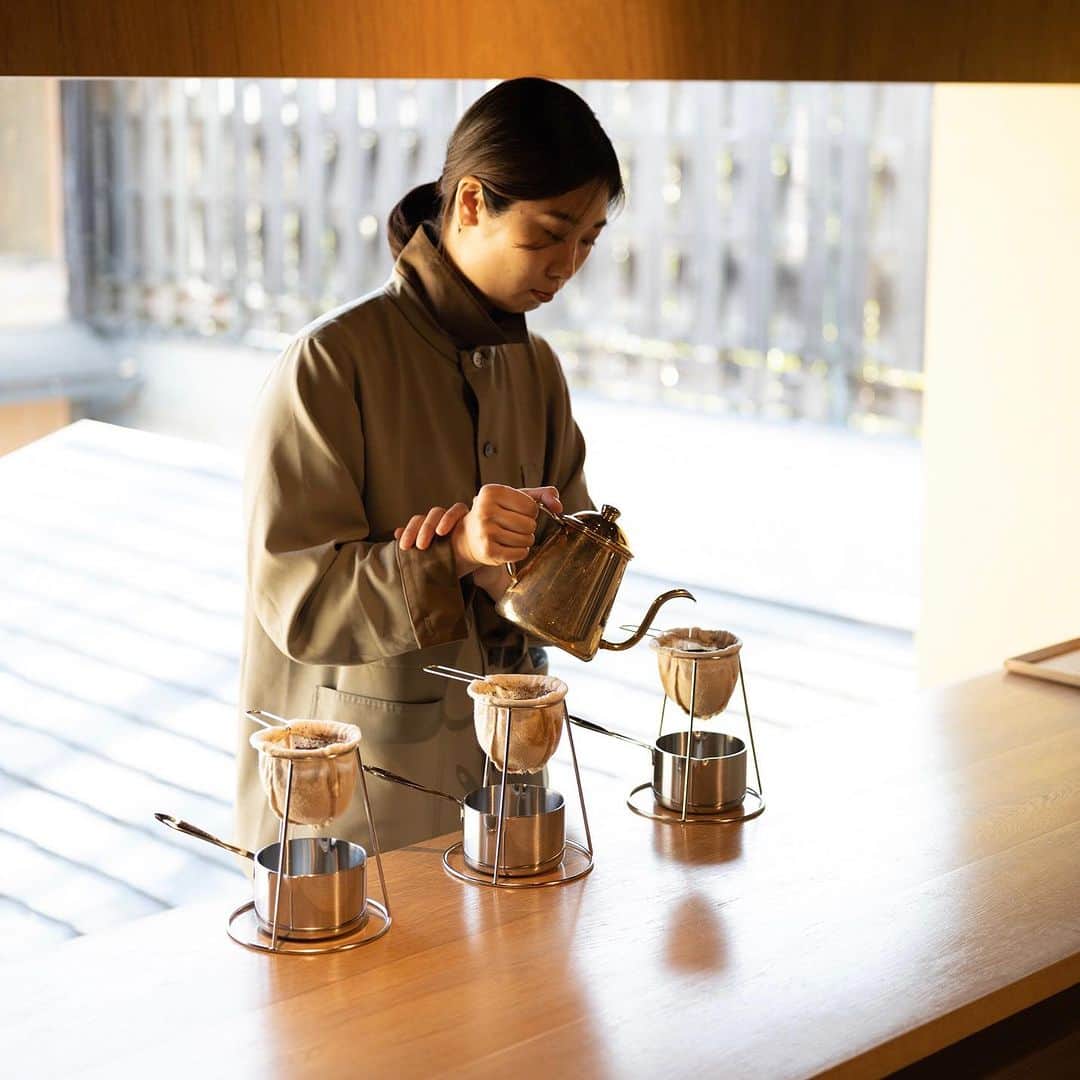 Blue Bottle Coffee Japanさんのインスタグラム写真 - (Blue Bottle Coffee JapanInstagram)「＼10月1日は「国際コーヒーの日」／⁠ ⁠コーヒー国際機関がブラジルでコーヒーの新年度が始まる 10月1日を「国際コーヒーの日」として制定した、世界的にコーヒーを祝福し、コーヒーの未来を考える 1 日です。⁠ ⁠ ブルーボトルコーヒーでも、国際コーヒーの日に合わせて様々なアイテムや体験をご用意✨⁠ ⁠ ⁠希少価値の高い特別な「XR（Exceedingly Rare=極めて希少）コーヒー」のご提供や、オーツミルクとプラントベースのプロダクト「Minor Figures（マイナーフィギュアズ）」とのコラボ企画や、プラントベースの新スイーツの発売、「Blue Bottle Studio - Kyoto - 」の秋営業など、みなさまのコーヒータイムが、より一層豊かになるような体験をたくさんご用意しております💙⁠ ⁠ 各イベントや商品など、詳細はブルーボトルコーヒー公式 HP や公式 Instagram でお知らせいたしますので、ぜひチェックしてください✨⁠ ⁠ ⁠ ーーーーーーーーーー⁠ 【 XR コーヒー】⁠ XRコーヒー「スマトラ・アチェ・テラン ウレン・COE #9」のドリップコーヒーを数量限定でご提供☕️⁠ XR（Exceedingly Rare＝極めて希少）コーヒーは、栽培の難しさや複雑な工程を経て処理された、希少価値の高いコーヒーを指します。⁠ ベーキングスパイスのようなアロマ、そしてパイナップルやグレープフルーツのようなトロピカルで複雑な酸味のあるフレーバーのコーヒーです。⁠ ＊無くなり次第終了となります。⁠ ⁠ 【 Minor Figures とのコラボイベント】⁠ 10月1日(日)〜 10月7日(土)の期間中、ブルーボトルコーヒー 広尾カフェにて「100年後のコーヒー」を表現した期間限定のスイーツ「Future of Coffee」を期間中毎日先着 40 名さまにご提供🪐⁠ また、オーツミルク入りドリンクをご注文のお客さま先着 300 名さまに「OFF WORLD」オリジナル トートバッグを、ご来店のお客さま先着 1,000 名さまに「OFF WORLD」ロゴステッカーを差し上げます。⁠ 10月1日(日) 7:30〜17:00 の間、広尾カフェにてドリンクをご注文のお客さまを対象にしたオリジナルフォトフレームで撮影できるフォトブースも登場📸⁠ ＊限定スイーツや限定アイテムは、無くなり次第終了となります。⁠ ⁠ 【レモンカルダモンケーキ】⁠ 植物由来の食材をメインに使用したプラントベースかつ、グルテンフリーのペイストリーです。⁠ 米粉とアーモンドパウダーをベースに使用し、植物由来とは思えないような、しっとりとなめらかな食感をお楽しみいただけます👍⁠ ⁠ 【Blue Bottle Studio - Kyoto -】⁠ ブランド創業者のジェームス・フリーマンが考える、最高峰のコーヒー体験を追求したコーヒーコースをお楽しみいただけます✨⁠ ご予約サイトURL ：https://store.bluebottlecoffee.jp/pages/blue_bottle_studio_kyoto⁠ ⁠⁠＊詳細とご予約方法については、プロフィールページの URL よりご覧いただけます。⁠ ⁠ーーーーーーーーーー⁠ ⁠ ⁠ #minorfigures⁠ #ブルーボトルコーヒー⁠ #ブルーボトルコーヒー京都⁠ #BlueBottleCoffee⁠ #BlueBottleCoffeeKyoto⁠ #BlueBottleStudio」9月23日 19時09分 - bluebottlejapan