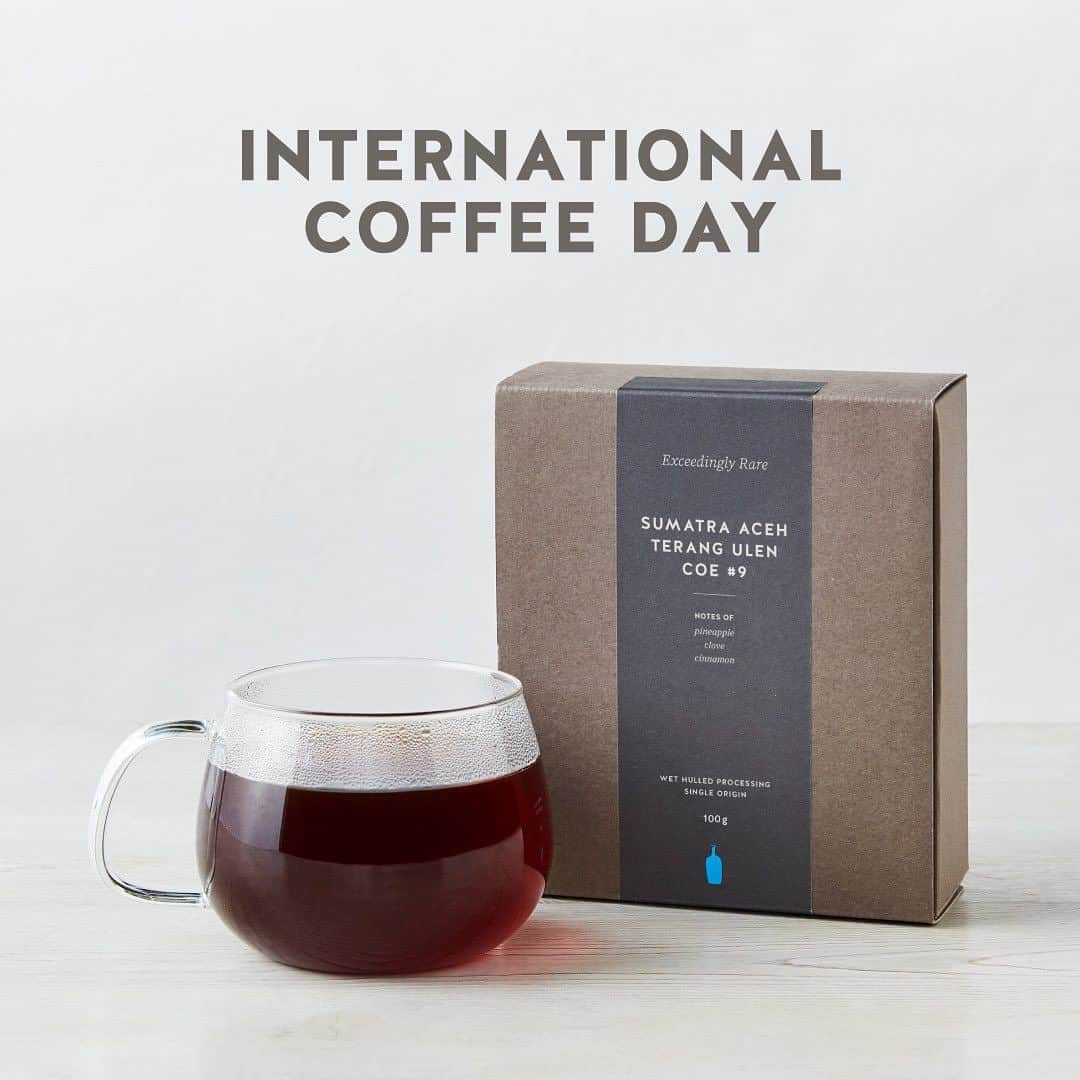 Blue Bottle Coffee Japanさんのインスタグラム写真 - (Blue Bottle Coffee JapanInstagram)「＼10月1日は「国際コーヒーの日」／⁠ ⁠コーヒー国際機関がブラジルでコーヒーの新年度が始まる 10月1日を「国際コーヒーの日」として制定した、世界的にコーヒーを祝福し、コーヒーの未来を考える 1 日です。⁠ ⁠ ブルーボトルコーヒーでも、国際コーヒーの日に合わせて様々なアイテムや体験をご用意✨⁠ ⁠ ⁠希少価値の高い特別な「XR（Exceedingly Rare=極めて希少）コーヒー」のご提供や、オーツミルクとプラントベースのプロダクト「Minor Figures（マイナーフィギュアズ）」とのコラボ企画や、プラントベースの新スイーツの発売、「Blue Bottle Studio - Kyoto - 」の秋営業など、みなさまのコーヒータイムが、より一層豊かになるような体験をたくさんご用意しております💙⁠ ⁠ 各イベントや商品など、詳細はブルーボトルコーヒー公式 HP や公式 Instagram でお知らせいたしますので、ぜひチェックしてください✨⁠ ⁠ ⁠ ーーーーーーーーーー⁠ 【 XR コーヒー】⁠ XRコーヒー「スマトラ・アチェ・テラン ウレン・COE #9」のドリップコーヒーを数量限定でご提供☕️⁠ XR（Exceedingly Rare＝極めて希少）コーヒーは、栽培の難しさや複雑な工程を経て処理された、希少価値の高いコーヒーを指します。⁠ ベーキングスパイスのようなアロマ、そしてパイナップルやグレープフルーツのようなトロピカルで複雑な酸味のあるフレーバーのコーヒーです。⁠ ＊無くなり次第終了となります。⁠ ⁠ 【 Minor Figures とのコラボイベント】⁠ 10月1日(日)〜 10月7日(土)の期間中、ブルーボトルコーヒー 広尾カフェにて「100年後のコーヒー」を表現した期間限定のスイーツ「Future of Coffee」を期間中毎日先着 40 名さまにご提供🪐⁠ また、オーツミルク入りドリンクをご注文のお客さま先着 300 名さまに「OFF WORLD」オリジナル トートバッグを、ご来店のお客さま先着 1,000 名さまに「OFF WORLD」ロゴステッカーを差し上げます。⁠ 10月1日(日) 7:30〜17:00 の間、広尾カフェにてドリンクをご注文のお客さまを対象にしたオリジナルフォトフレームで撮影できるフォトブースも登場📸⁠ ＊限定スイーツや限定アイテムは、無くなり次第終了となります。⁠ ⁠ 【レモンカルダモンケーキ】⁠ 植物由来の食材をメインに使用したプラントベースかつ、グルテンフリーのペイストリーです。⁠ 米粉とアーモンドパウダーをベースに使用し、植物由来とは思えないような、しっとりとなめらかな食感をお楽しみいただけます👍⁠ ⁠ 【Blue Bottle Studio - Kyoto -】⁠ ブランド創業者のジェームス・フリーマンが考える、最高峰のコーヒー体験を追求したコーヒーコースをお楽しみいただけます✨⁠ ご予約サイトURL ：https://store.bluebottlecoffee.jp/pages/blue_bottle_studio_kyoto⁠ ⁠⁠＊詳細とご予約方法については、プロフィールページの URL よりご覧いただけます。⁠ ⁠ーーーーーーーーーー⁠ ⁠ ⁠ #minorfigures⁠ #ブルーボトルコーヒー⁠ #ブルーボトルコーヒー京都⁠ #BlueBottleCoffee⁠ #BlueBottleCoffeeKyoto⁠ #BlueBottleStudio」9月23日 19時09分 - bluebottlejapan