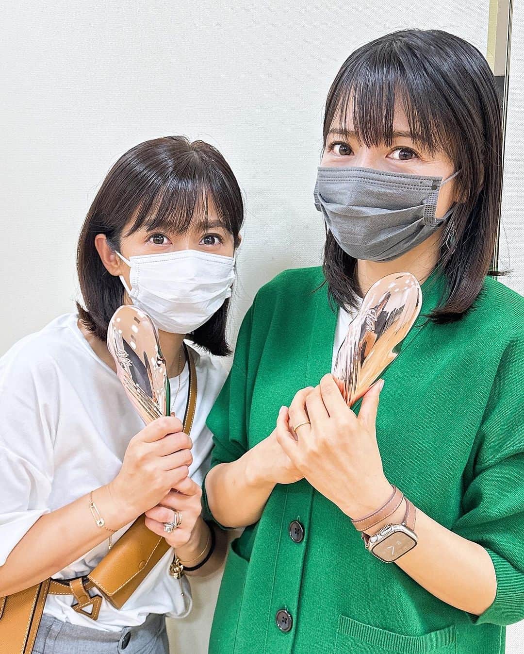 釈由美子さんのインスタグラム写真 - (釈由美子Instagram)「#なにこの写真w  スタイリスト陽子ちゃん❤️の誕生日プレゼント🎁に  FEMMUEのシートマスクと ReFaのイオンケアブラシプレミアムを贈ったよ🥰  新しく発売されたリファのイオンケアブラシは ずっと気になってて👀✨  絶対陽子ちゃんにプレゼントしようと 店頭でブラシを試しにいったら  もっちりとした体感で 速攻で指触りよくツヤツヤ✨になったので (個人の感想です🙃)  すかさず自分の分も一緒に買っちゃいました😂  #なのでこんなprカットみたいな写真w #リファのまわしものじゃない #自腹で買ってる、2個も。笑 #お風呂でシャンプーやトリートメント時に使えるのが気持ちいい #毛穴ケア #エイジングヘアケア #贈り物におススメ🎁 #喜ばない女子はいない #アラフォー卒業 #アラフィフへようこそ陽子ちゃん😎笑」9月23日 19時19分 - yumikoshaku