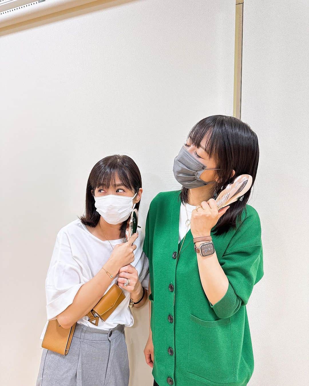 釈由美子さんのインスタグラム写真 - (釈由美子Instagram)「#なにこの写真w  スタイリスト陽子ちゃん❤️の誕生日プレゼント🎁に  FEMMUEのシートマスクと ReFaのイオンケアブラシプレミアムを贈ったよ🥰  新しく発売されたリファのイオンケアブラシは ずっと気になってて👀✨  絶対陽子ちゃんにプレゼントしようと 店頭でブラシを試しにいったら  もっちりとした体感で 速攻で指触りよくツヤツヤ✨になったので (個人の感想です🙃)  すかさず自分の分も一緒に買っちゃいました😂  #なのでこんなprカットみたいな写真w #リファのまわしものじゃない #自腹で買ってる、2個も。笑 #お風呂でシャンプーやトリートメント時に使えるのが気持ちいい #毛穴ケア #エイジングヘアケア #贈り物におススメ🎁 #喜ばない女子はいない #アラフォー卒業 #アラフィフへようこそ陽子ちゃん😎笑」9月23日 19時19分 - yumikoshaku