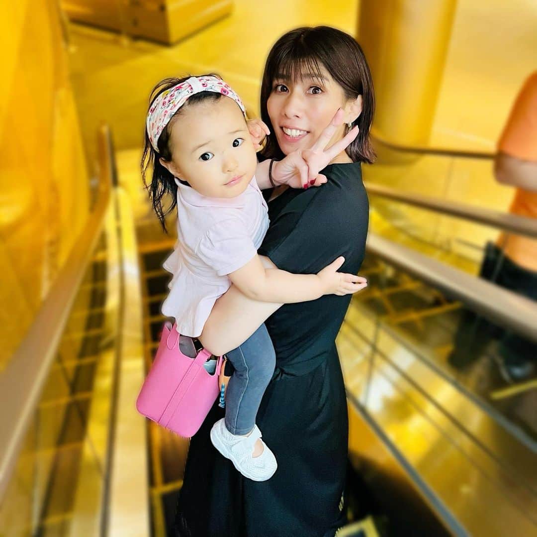 吉田沙保里さんのインスタグラム写真 - (吉田沙保里Instagram)「久しぶりなのに久しぶり感がなく  毎度楽しすぎてあっという間に時間がすぎちゃう さおりんとの時間😆✨ 本日も楽しい女子会でした☺️  "さおり”が言えない絃ちゃんは"りー"と呼んで 帰りは見えなくなるまで 「りーバイバイ🖐🏾りーバイバイ🖐🏾」 と走って追いかけるくらい虜になってました🥹💗 . #1歳8ヶ月 #女子会 #子供をも虜にする #霊長類最強女子 #楽しい休日  #内山信二 #吉田沙保里 さん #琴 #絃」9月23日 19時12分 - saori___yoshida
