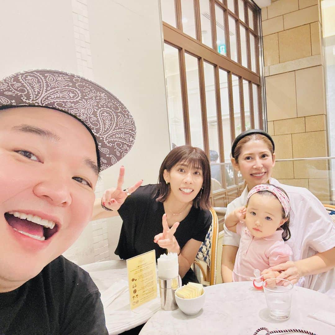 吉田沙保里さんのインスタグラム写真 - (吉田沙保里Instagram)「久しぶりなのに久しぶり感がなく  毎度楽しすぎてあっという間に時間がすぎちゃう さおりんとの時間😆✨ 本日も楽しい女子会でした☺️  "さおり”が言えない絃ちゃんは"りー"と呼んで 帰りは見えなくなるまで 「りーバイバイ🖐🏾りーバイバイ🖐🏾」 と走って追いかけるくらい虜になってました🥹💗 . #1歳8ヶ月 #女子会 #子供をも虜にする #霊長類最強女子 #楽しい休日  #内山信二 #吉田沙保里 さん #琴 #絃」9月23日 19時12分 - saori___yoshida