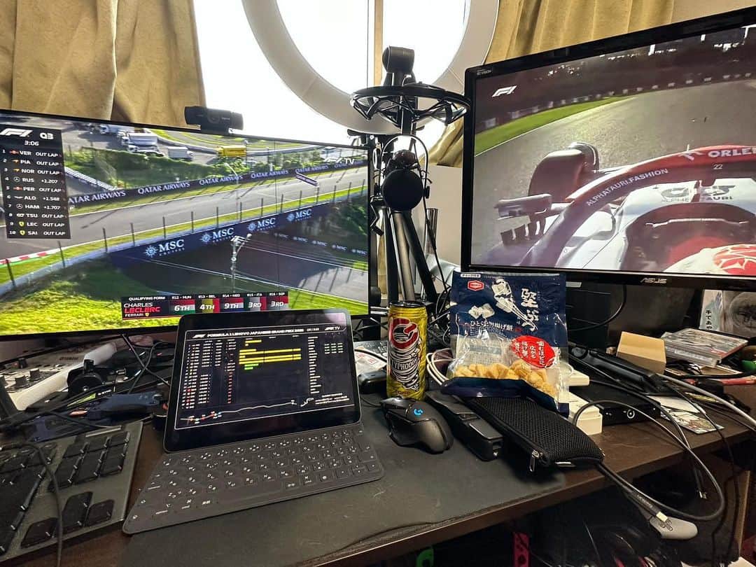 のインスタグラム：「今日はF1TV Proフル活用で日本GP予選を堪能😁左が国際映像、右が裕毅オンボード固定、そしてiPadでデータ確認！明日の決勝も楽しみ🇯🇵がんばれYUKI！！！  #F1 #f1tvpro #VPN #角田裕毅 #日本GP #机が汚くてゴメン」