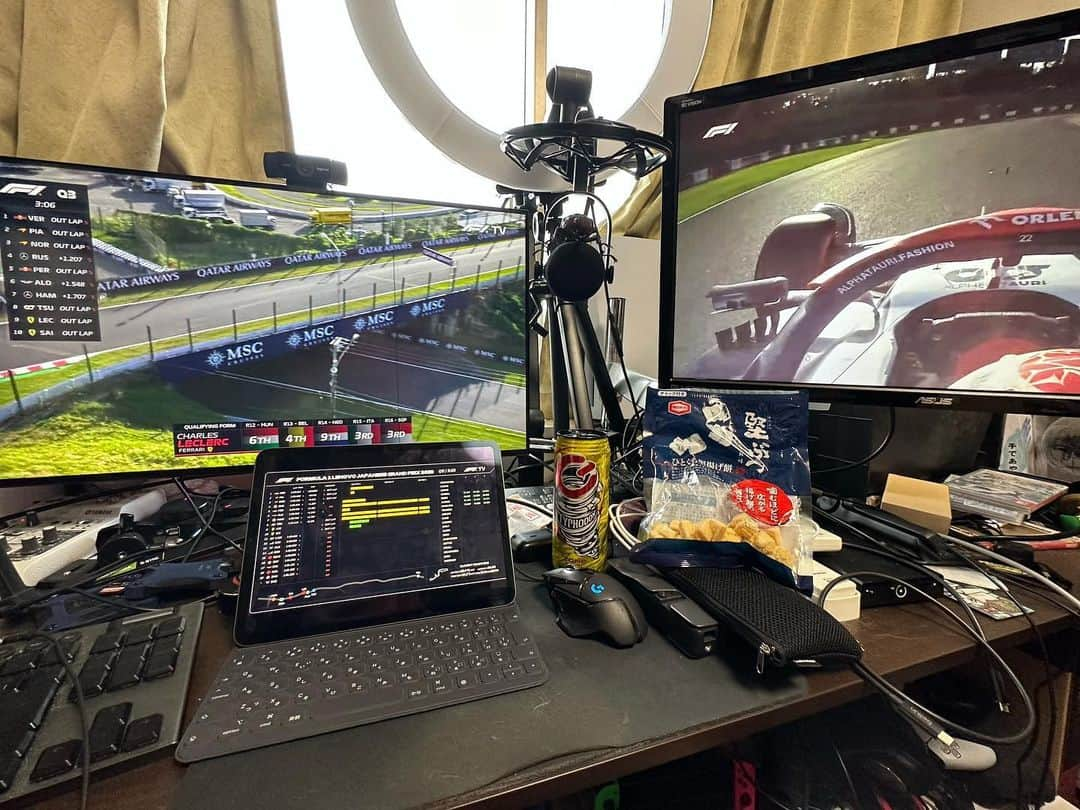 まえちゃんねるさんのインスタグラム写真 - (まえちゃんねるInstagram)「今日はF1TV Proフル活用で日本GP予選を堪能😁左が国際映像、右が裕毅オンボード固定、そしてiPadでデータ確認！明日の決勝も楽しみ🇯🇵がんばれYUKI！！！  #F1 #f1tvpro #VPN #角田裕毅 #日本GP #机が汚くてゴメン」9月23日 19時13分 - n_skywalker