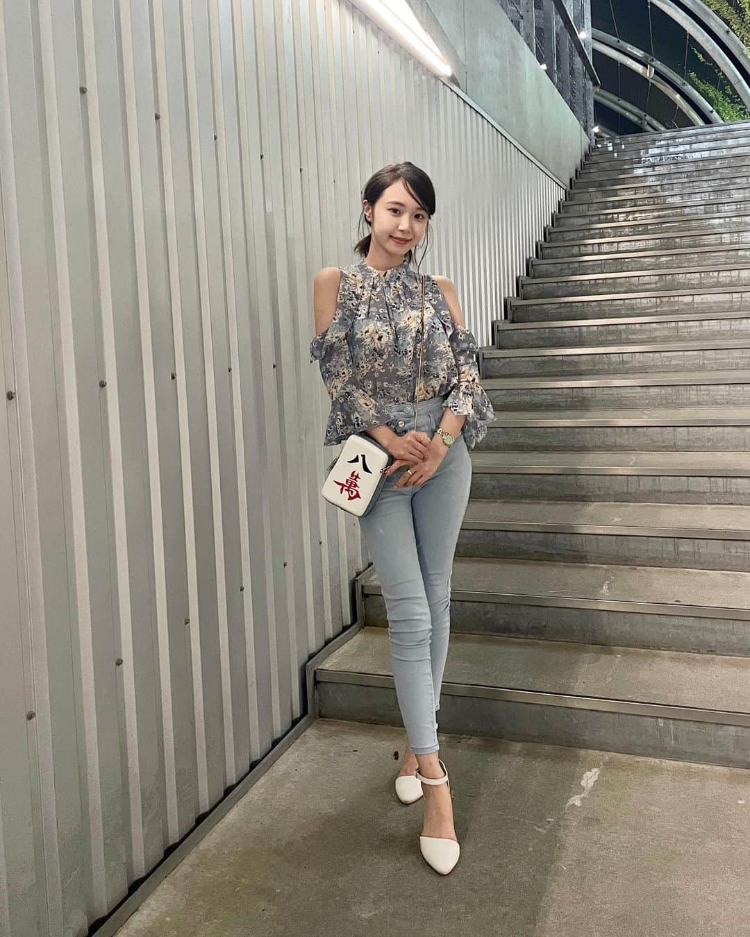 のインスタグラム：「麻雀がしたくてウズウズしている日々です🀄️🥲  #コーデ#ファッション#コーディネート#coordinate#  #fashion #ootd #style#花柄#花柄ブラウス#ブラウス」