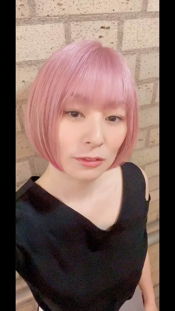 Jun Futamataのインスタグラム：「New Hair ✂︎✂︎✂︎  裾のアクセントカラー 今回はまたいつものに戻して ホワイトピンク×ダークピンクにしたよ🦩  #haircolor #bleachcolor #ハイトーン #ハイトーンカラー #ピンクベージュ #ミルクティーカラー #ピンクカラー #ホワイトピンク #ピンクラベンダー #ハイトーンボブ #デザインカラー #裾カラー #グレー #헤어스타일 #머리스타그램」