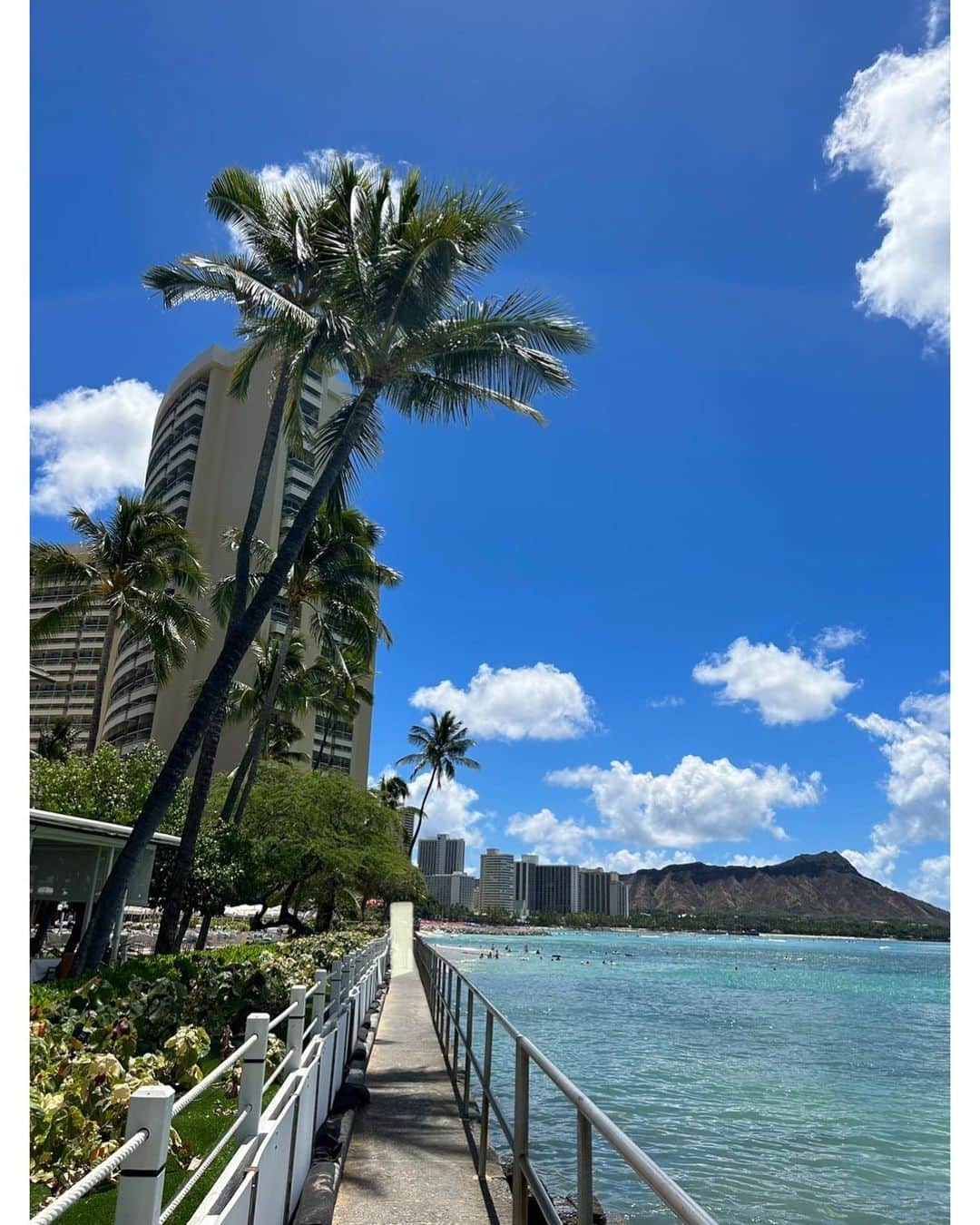 伊東美咲さんのインスタグラム写真 - (伊東美咲Instagram)「ハレクラニホテルからすぐの パワースポット、神聖な場所であるカヴェヘヴェへ(Kawehewehe)。真水と海水が混ざり合って、治癒の力があると言われています。  #ハレクラニ #halekulanihotel #神聖な場所 #Hawaii #kawehewehe」9月23日 19時15分 - misaki_ito_official