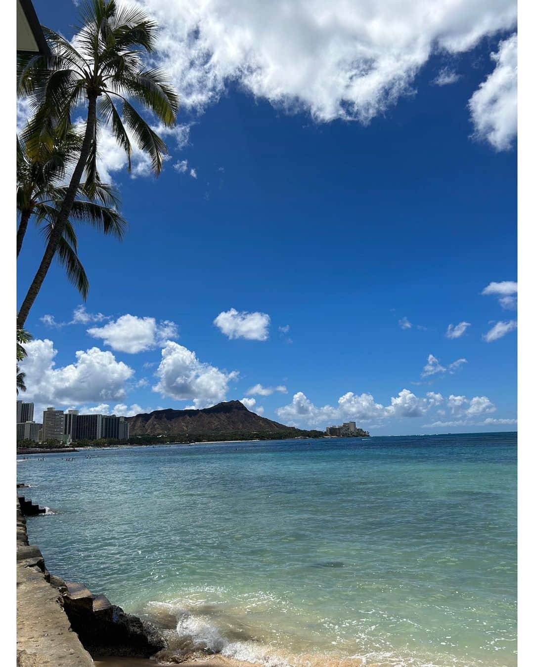 伊東美咲のインスタグラム：「ハレクラニホテルからすぐの パワースポット、神聖な場所であるカヴェヘヴェへ(Kawehewehe)。真水と海水が混ざり合って、治癒の力があると言われています。  #ハレクラニ #halekulanihotel #神聖な場所 #Hawaii #kawehewehe」