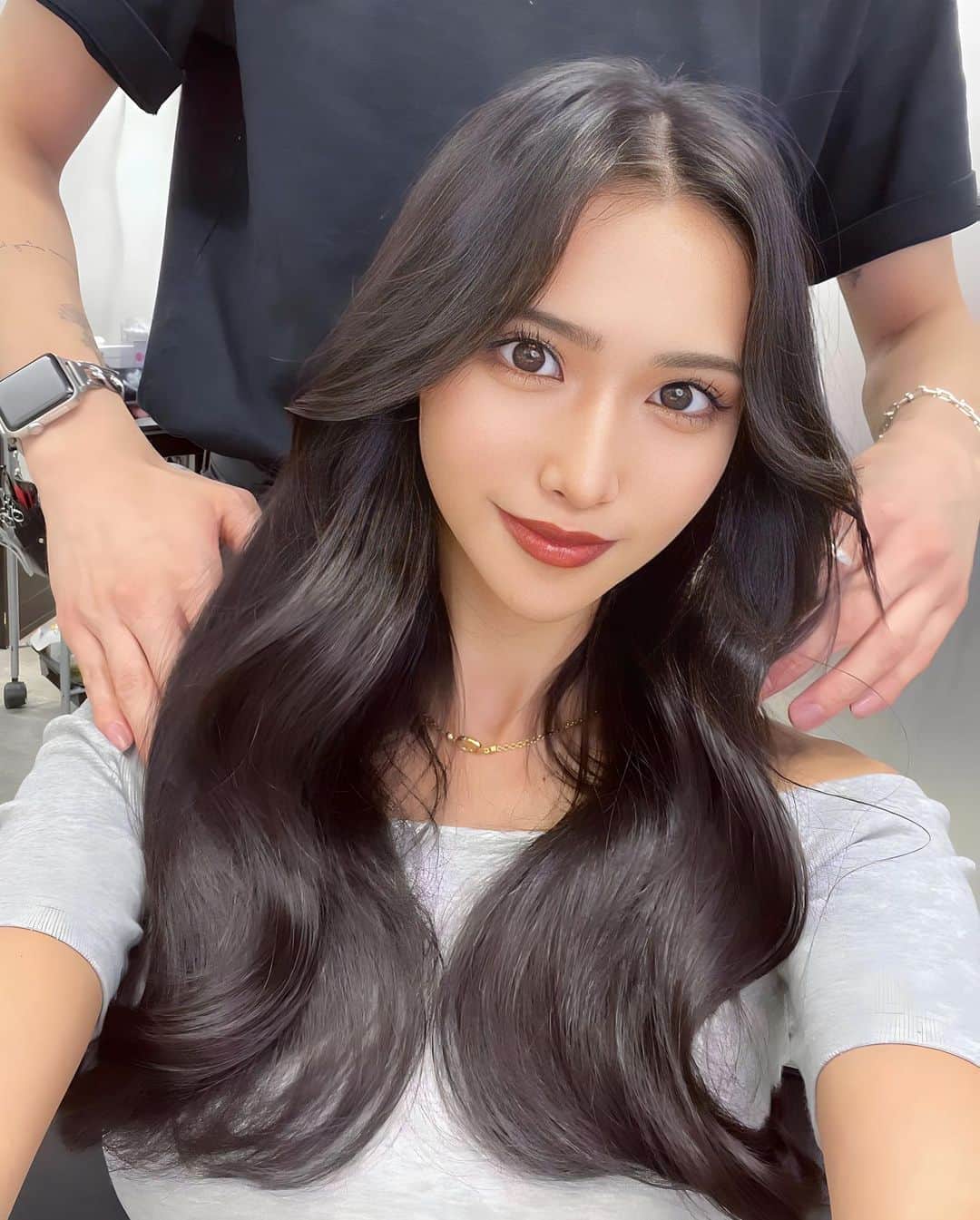 のインスタグラム：「保存を必ずお願い致します 顔まわりのこだわりがあるので 必ず可愛くなります カウンセリングの際に 【カラー・仕上げ】僕があなたに合わせて必ず可愛くします お出かけ前に是非  #渋谷美容室 #くびれヘア#渋谷 #ワンホンヘア#顔周りカット」