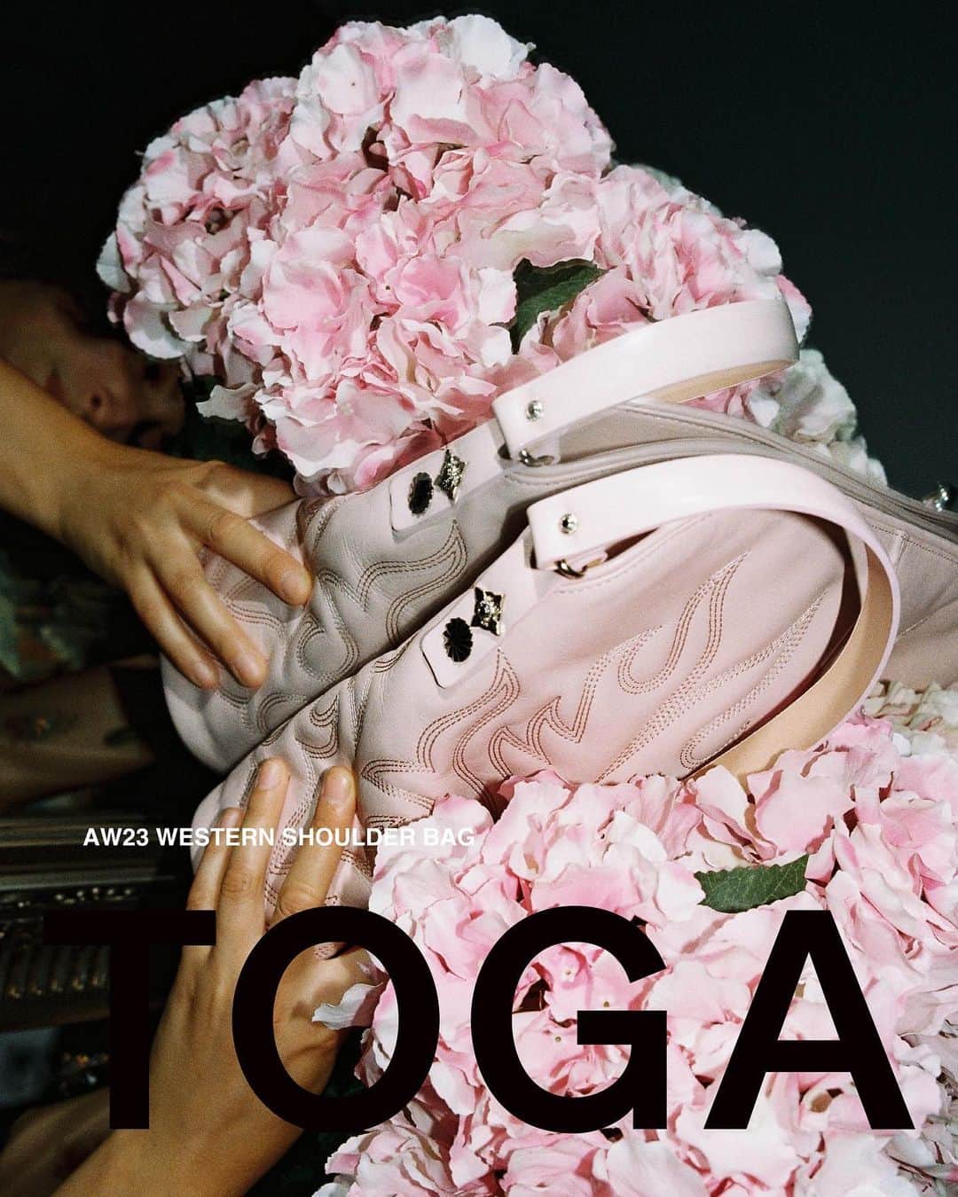 のインスタグラム：「TOGA ARCHIVES AW23 items available at TOGA STORES and TOGA ONLINE STORE.  <WESTERN SHOULDER BAG>  https://store.toga.jp @togaarchives_online   Photo by : @lukasz_wierzbowski   #toga #togaarchives」