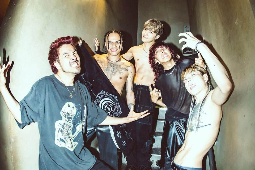 Crossfaithさんのインスタグラム写真 - (CrossfaithInstagram)「09.21 - Shibuya Spotify O-EAST「Japan Tour 2023 - DAWN -」ファイナル東京公演ありがとうございました！  活動再開後のワンマンツアーは夜明け(DAWN)というタイトルに相応しい日々でした！  今後もお楽しみに！  DAWN Tour is over! Thanks Tokyo and everyone who came to this tour!  Photo by @takeshiyao」9月23日 19時17分 - crossfaithjapan