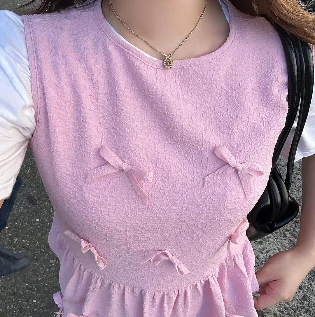 ひなこのインスタグラム：「最近　@melo__official  でgetしたdiorのvintage accessory🎀✨ 小ぶりなデザインが本当に可愛くて、どんなお洋服にも合うから 大切に使いたい...🤎 クーポンコード 【hnk1000】20,000円以上で1,000円offになるみたいなのでcheckしてみてくださいね🗒️ #vintage」