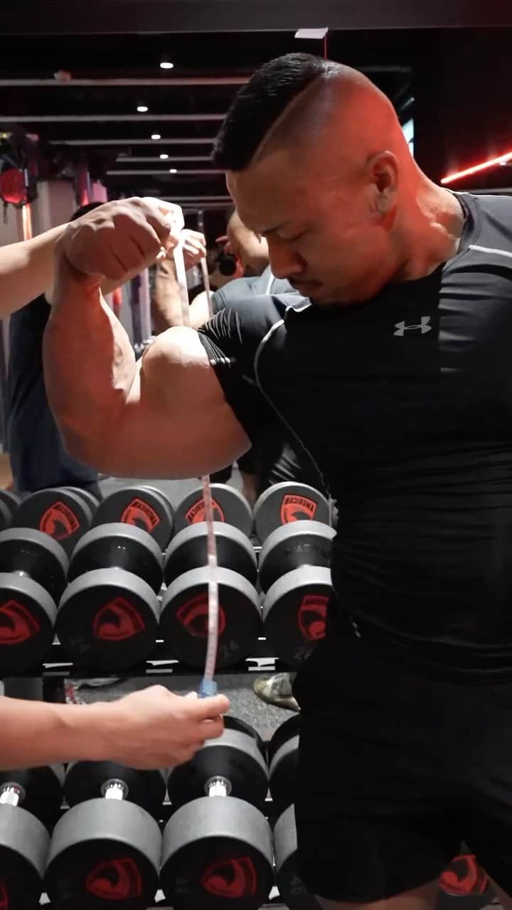 マッスルグリルのインスタグラム：「みんなで腕周り測りました💪」