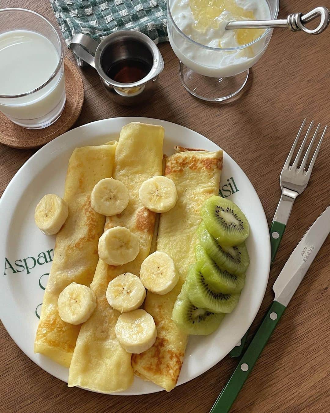 のインスタグラム：「イギリス風パンケーキの粉を友だちにいただいたから今朝の朝食に作ってみたよ レシピ通りの分量で混ぜたら いつものパンケーキに比べてミックスがさらさらゆるくて心配したのだけど、そういうものみたい🥣クレープのように薄く焼き上げるのが英国流で食感はもちもち🫓 美味しかったー ꒳•͈ ﻌ •͈꒳」