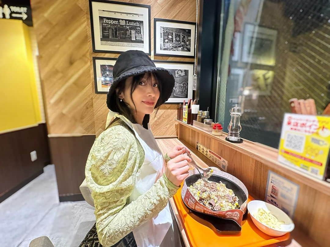 根岸愛のインスタグラム：「🍖🍚🍖 . 初めてのペッパーランチ 罪深い感じするけど 美味しすぎた...🥰 スライスニンニクとチーズ トッピングしちゃいました🥸 #ペッパーランチ #ご飯 #グルメ #おいしい #肉 #最高 #ootd」