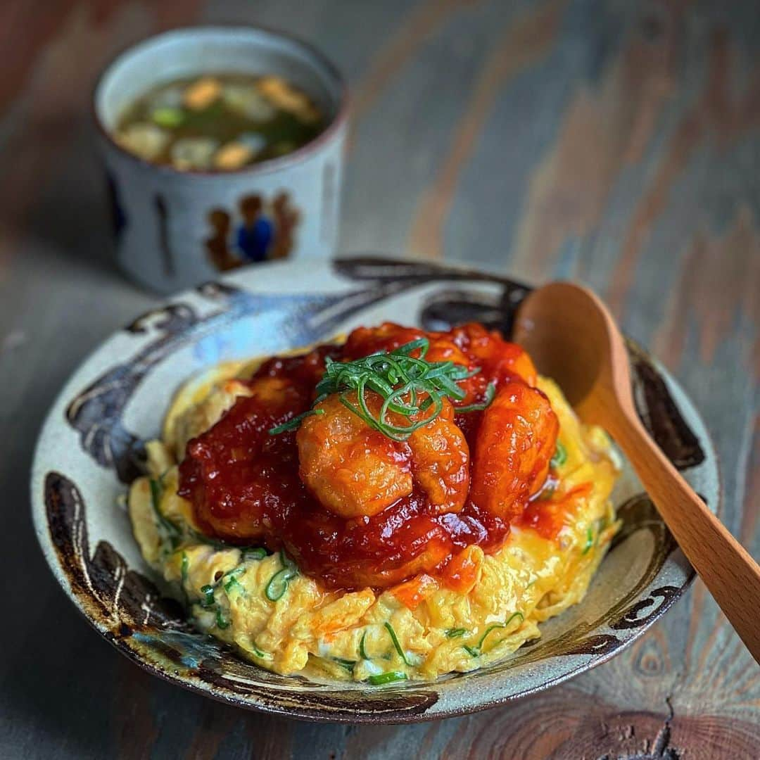 はらぺこさんのインスタグラム写真 - (はらぺこInstagram)「エビチリ天津飯🍤  食べたいな〜！って 思ってたものをドッキングさせて いただきます🙏  豆板醤でパンチを効かせたぷりぷりのエビチリと ふわとろの玉子が凄く合う！美味しい！！ あ〜幸せ💕  強いて言えば エビチリの餡をもう少し 緩めに作ればよかったかな💡  (海老は下処理して片栗粉でカリッと 揚げてからエビチリ餡と合わせてます)  2枚目は… トリミング帰りのゲンさん✂️ だいぶん疲れたご様子…🤭  #お昼ごはん  #フーディーテーブル #おうちごはん #おうちごはんlover #おうちカフェ #おうち時間  #朝時間  #みんなの暮らし日記online #クロワッサン大人のうつわ部 #丁寧な暮らし #日々の暮らし #暮らしを楽しむ #器 #うつわ #やちむん #沖縄 #宮城正享 #器好き #料理 #家庭料理 #常備菜 #野菜 #食育 #深貝工房 #天津飯 #エビチリ #エビチリ天津飯 #海老チリ #トイプードル #トリミング」9月23日 10時24分 - n.harapeko