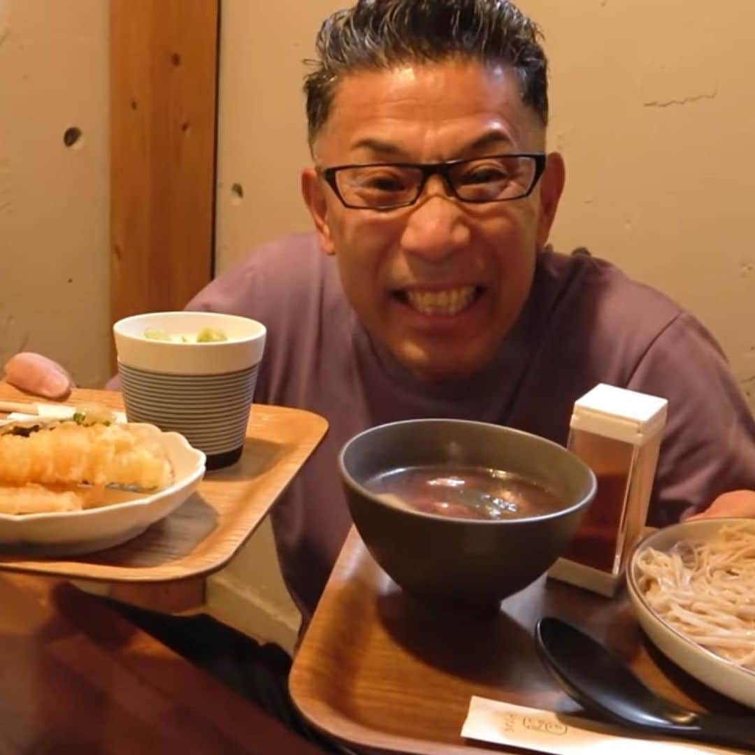 中島浩二のインスタグラム：「うみゃかっただすーー🤣🤣🤣  休日のお昼に、美味い蕎麦、如何だすか❓  天神の駅近にあるコチソバ‼️  十割蕎麦なのに、ツルツルシコシコで、うん、価格もリーズナブル😊  今回は、盛り蕎麦に天ぷらセットと、鶏南蛮‼️  いやーーー、素晴らしい‼️  天ぷらは、カリッカリのさっくさくだっただすーー😊  勿論、蕎麦飲みも出来ます🤣🤣🤣  YouTubeに新しい動画アップしてるんで、是非‼️  プロフィールから飛べるだすーー😊  @cochisoba_t   #コチソバ　#福岡グルメ　#天神グルメ　#天神そば　#福岡そば」